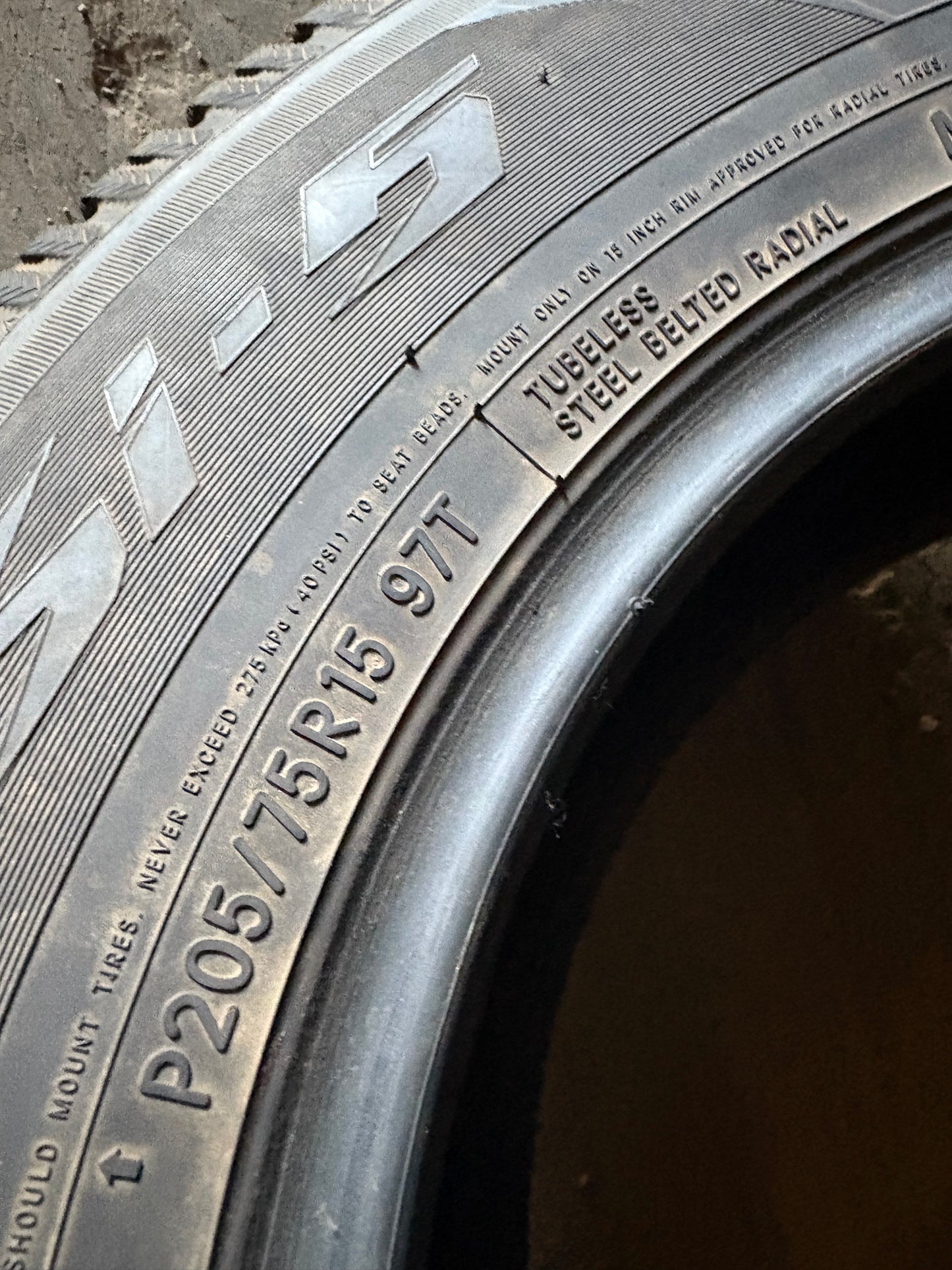 2 pneus d hiver 205/75r15 toyo a l etat neuf