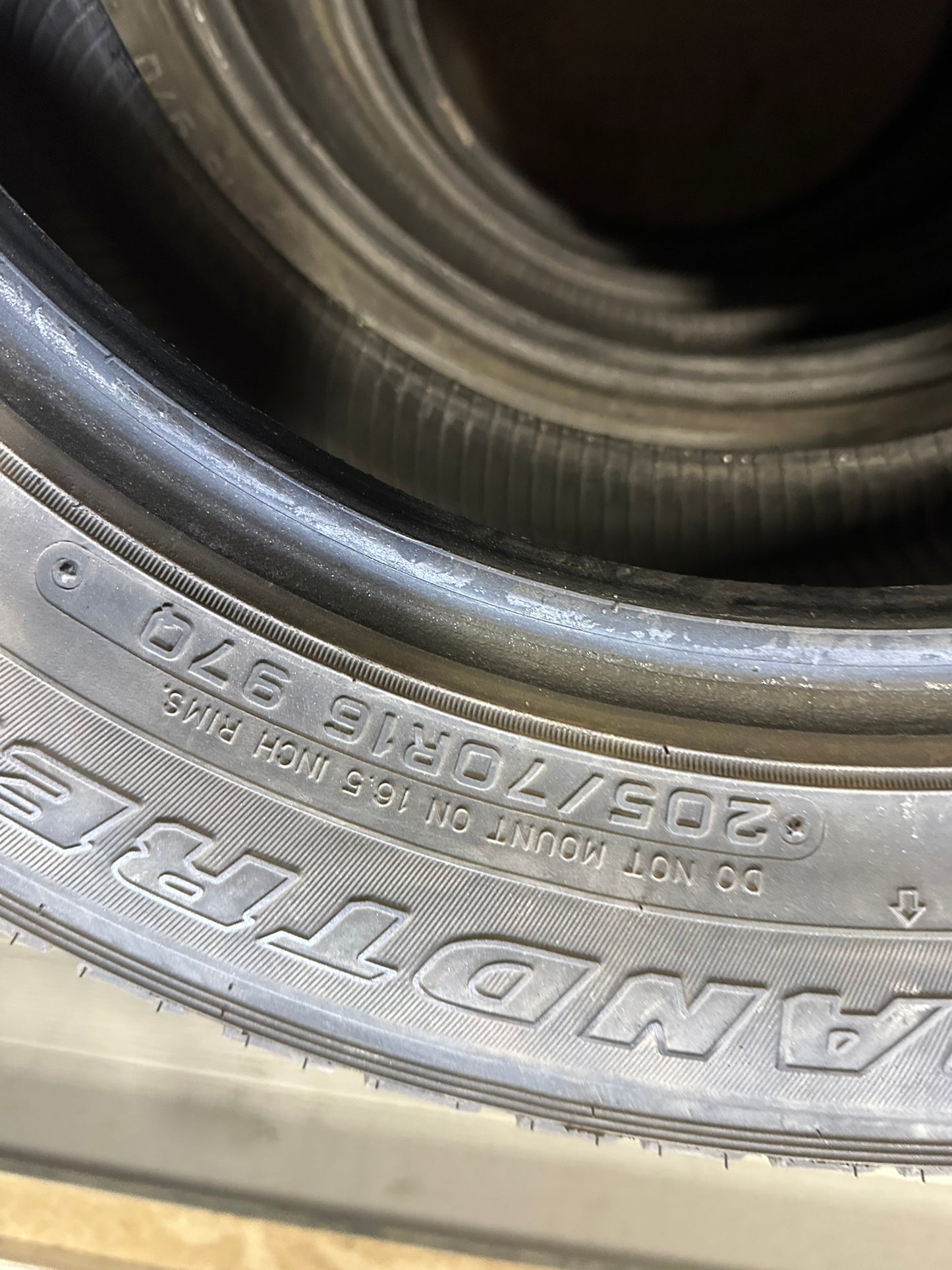 4 pneus d hiver 205/70r16 dunlop en bon etat