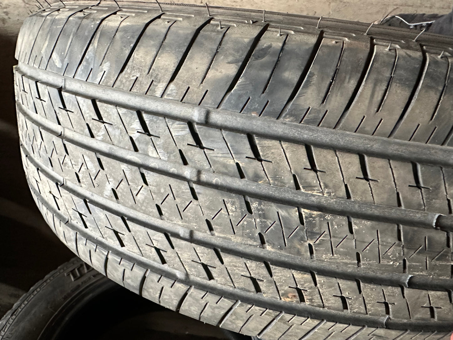 1 pneu d’été 235/65r17 Bridgestone en très bon état