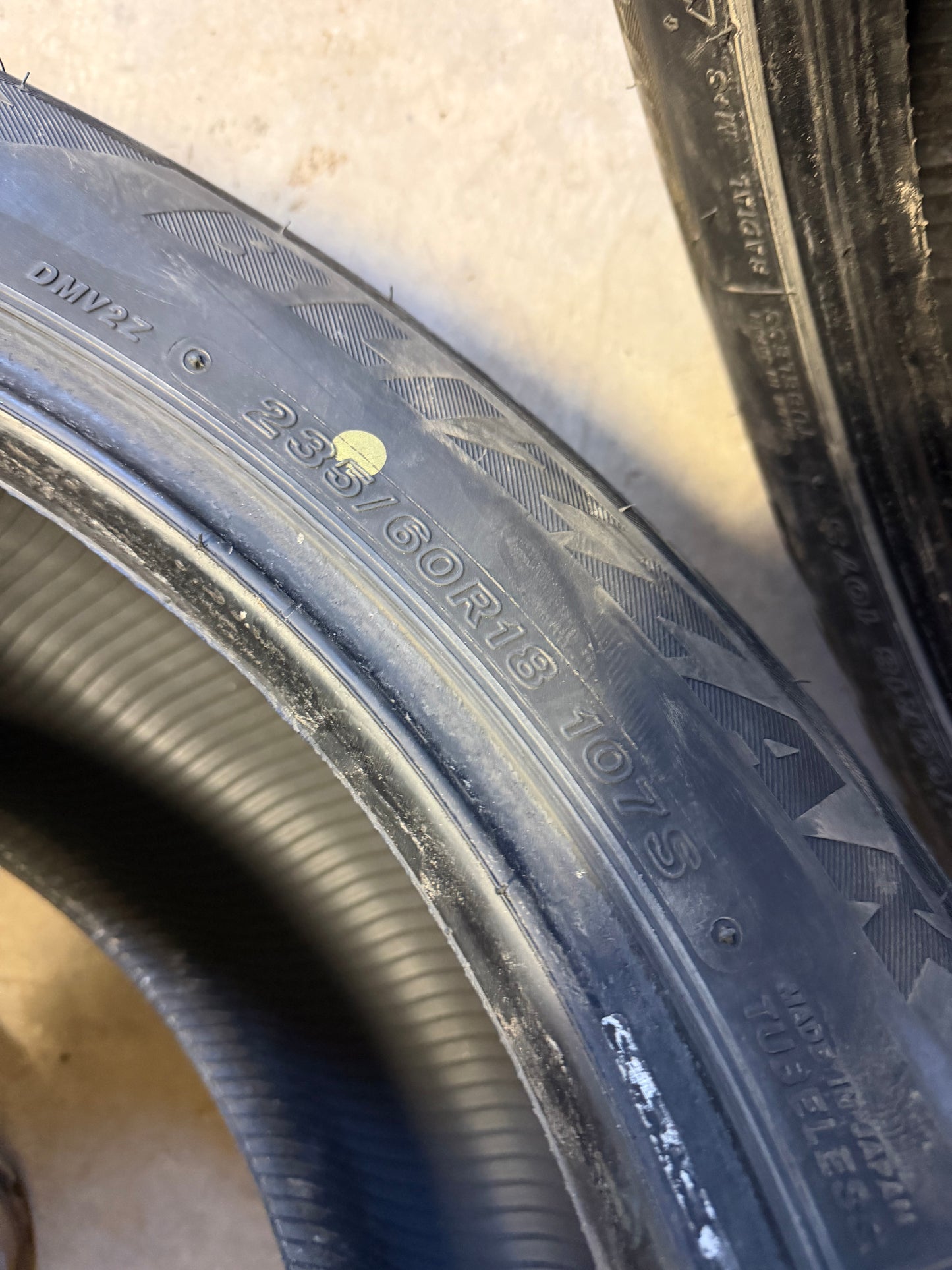 4 pneus d hiver 235/60r18 Bridgestone en tres bon état