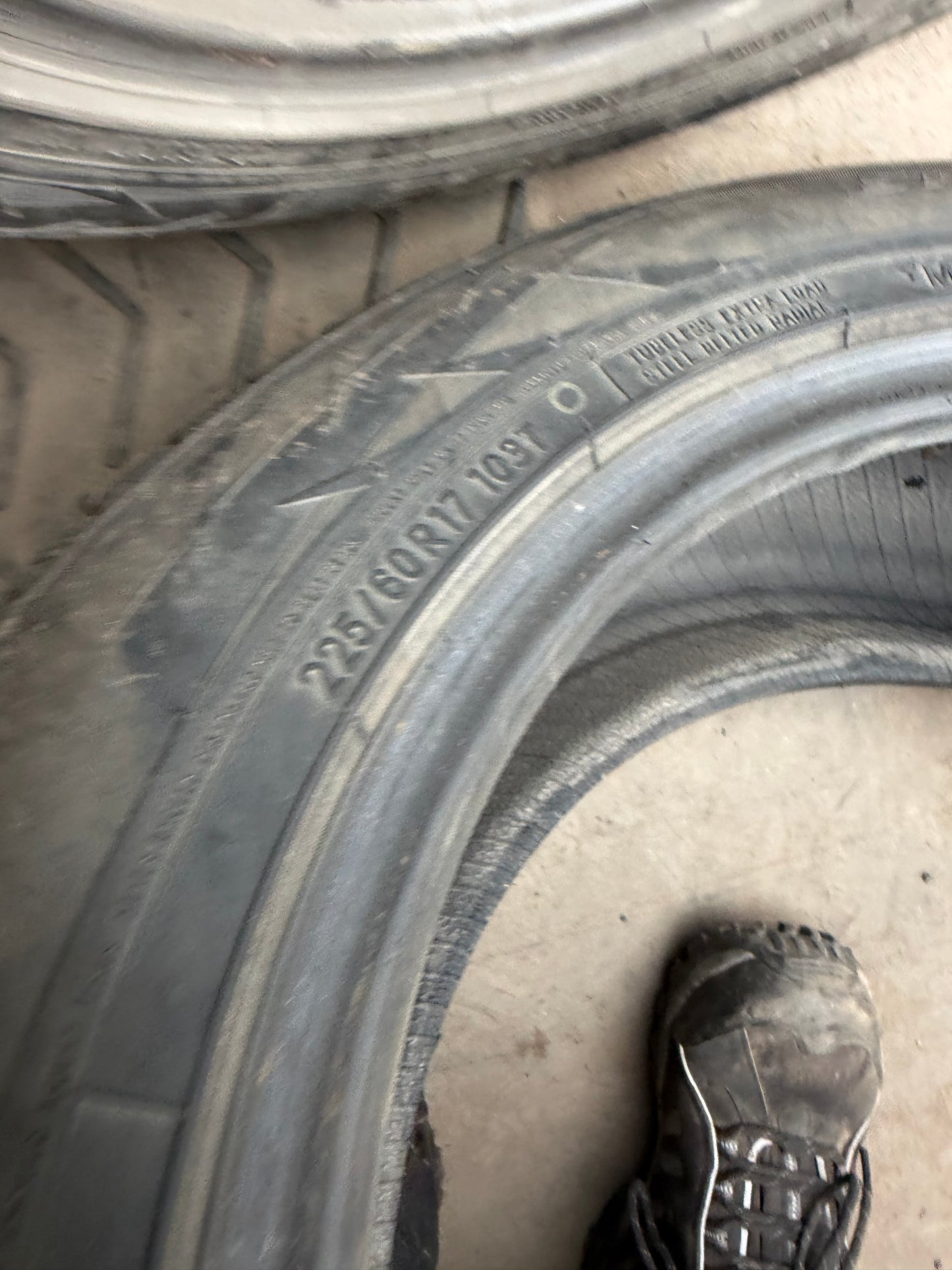2 pneus d hiver 225/60r17 toyo en tres bon état