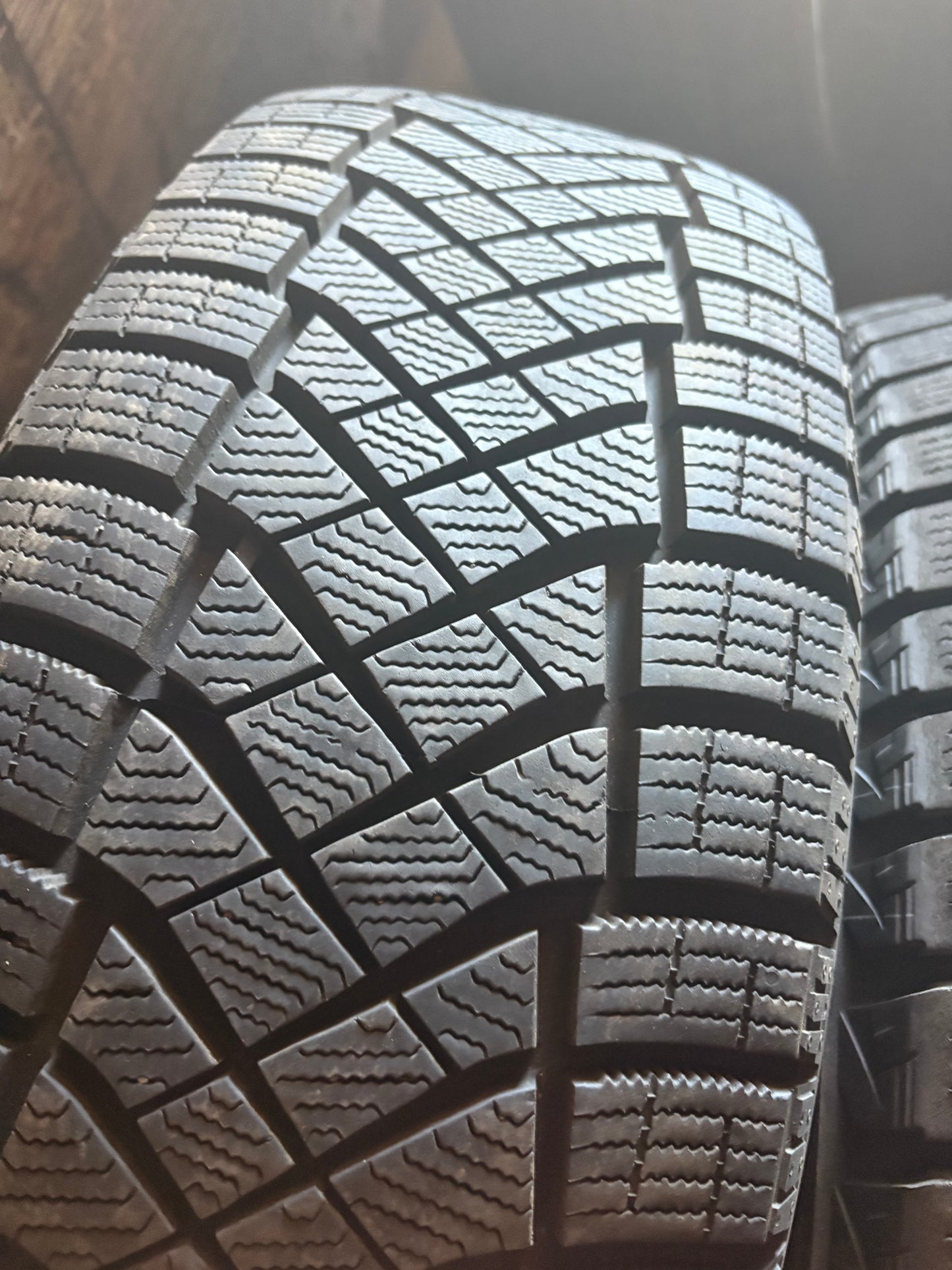 1 pneu d hiver 215/65r17 pirelli a l etat neuf