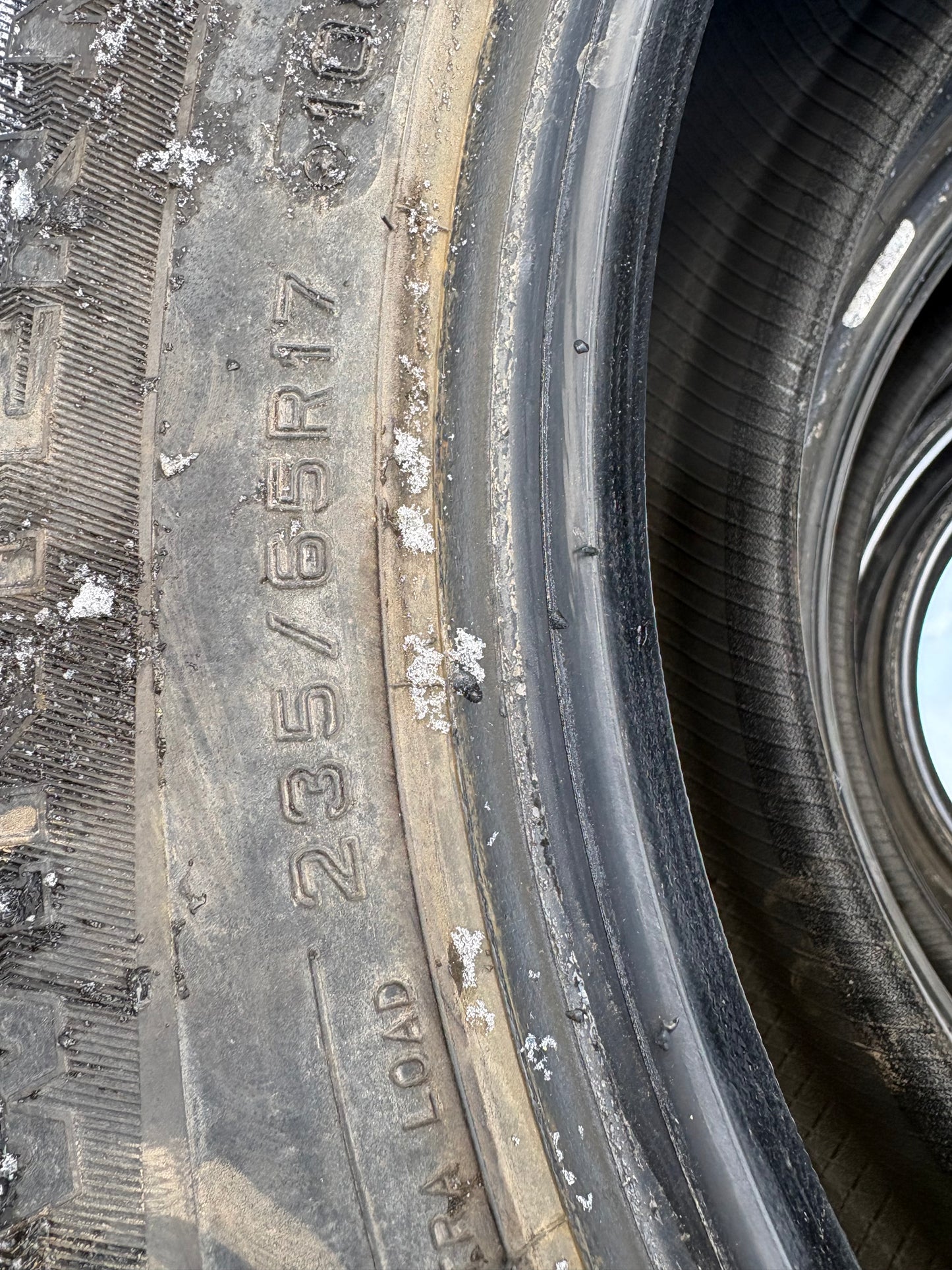 4 pneus d hiver 235/65r17 dunlop en tres bon etat