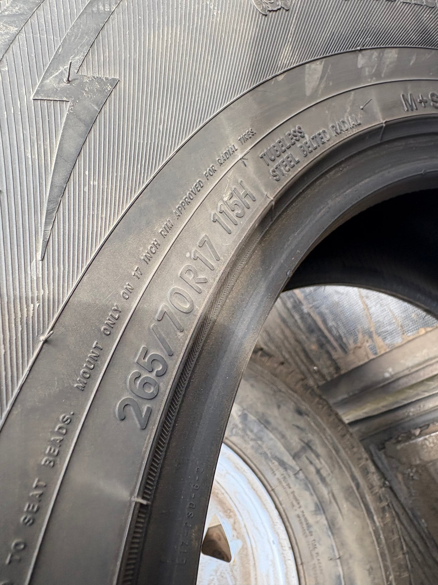 2 pneus d hiver 265/70r17 toyo en bon etat