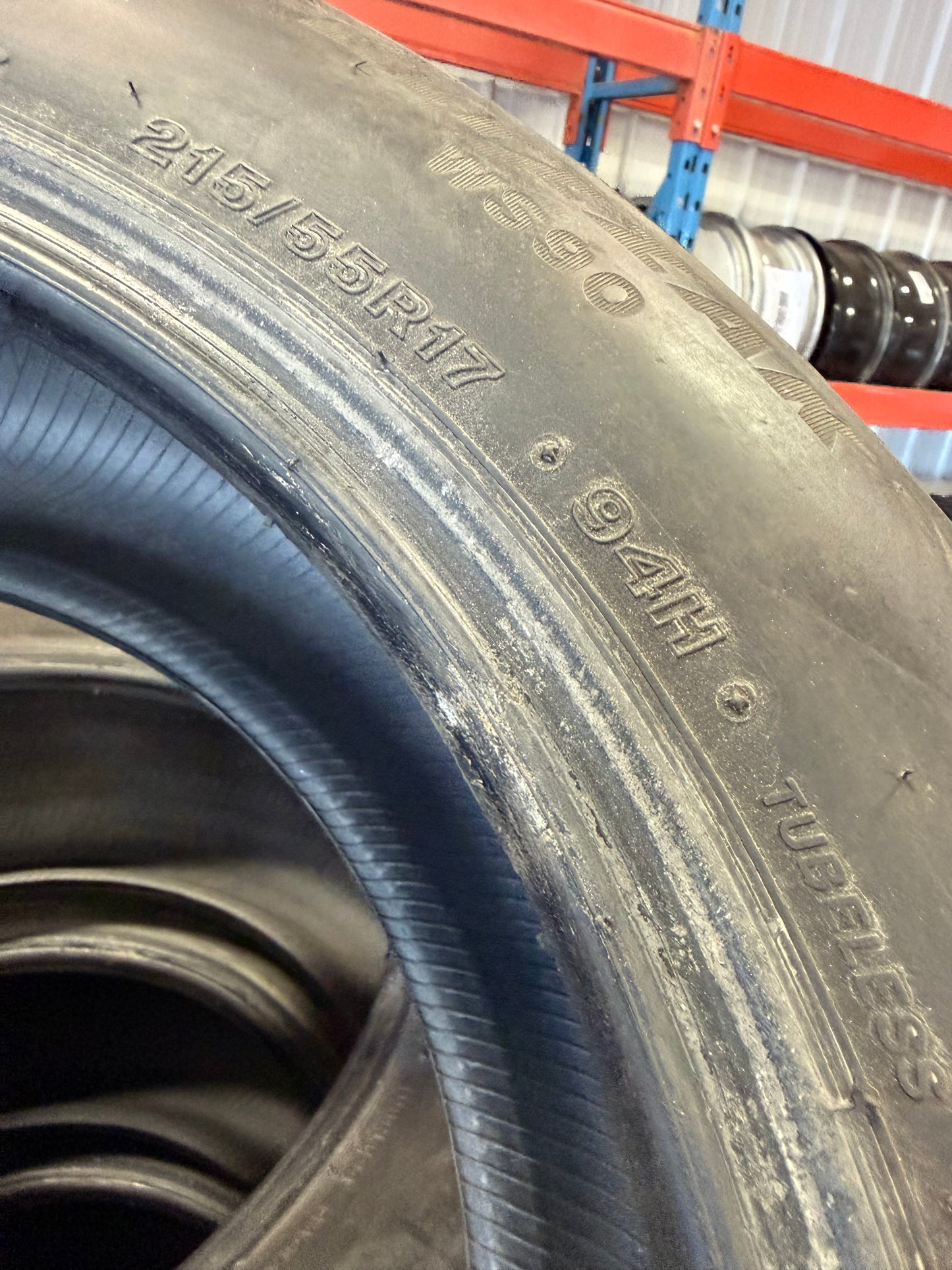 4 pneus d hiver 215/55r17 Bridgestone a l état neuf