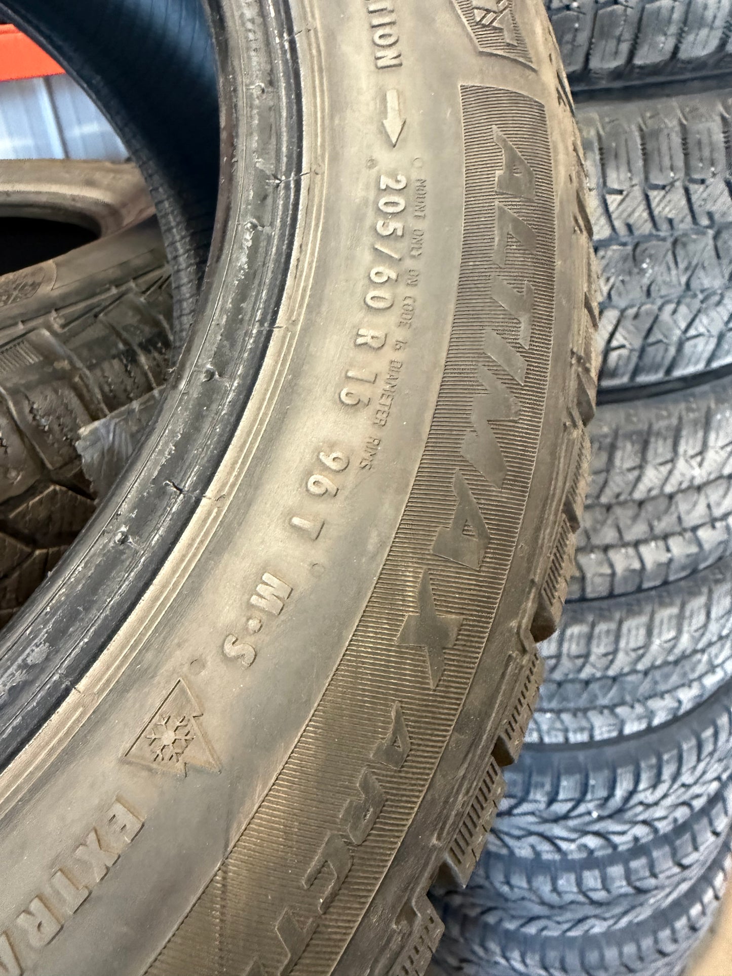 4 pneus d hiver 205/60r16 general a clous a l etat neuf
