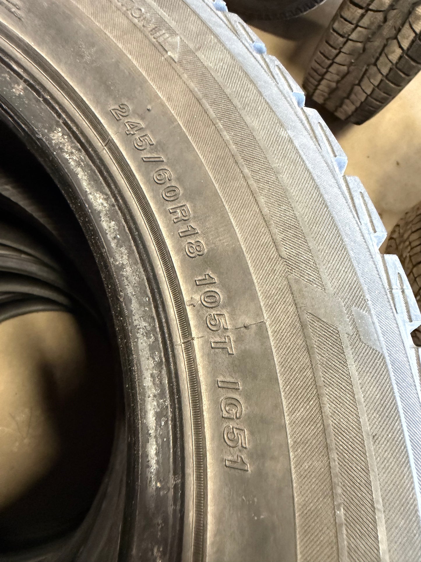 4 pneus d hiver 245/60r18 Yokohama en bon etat