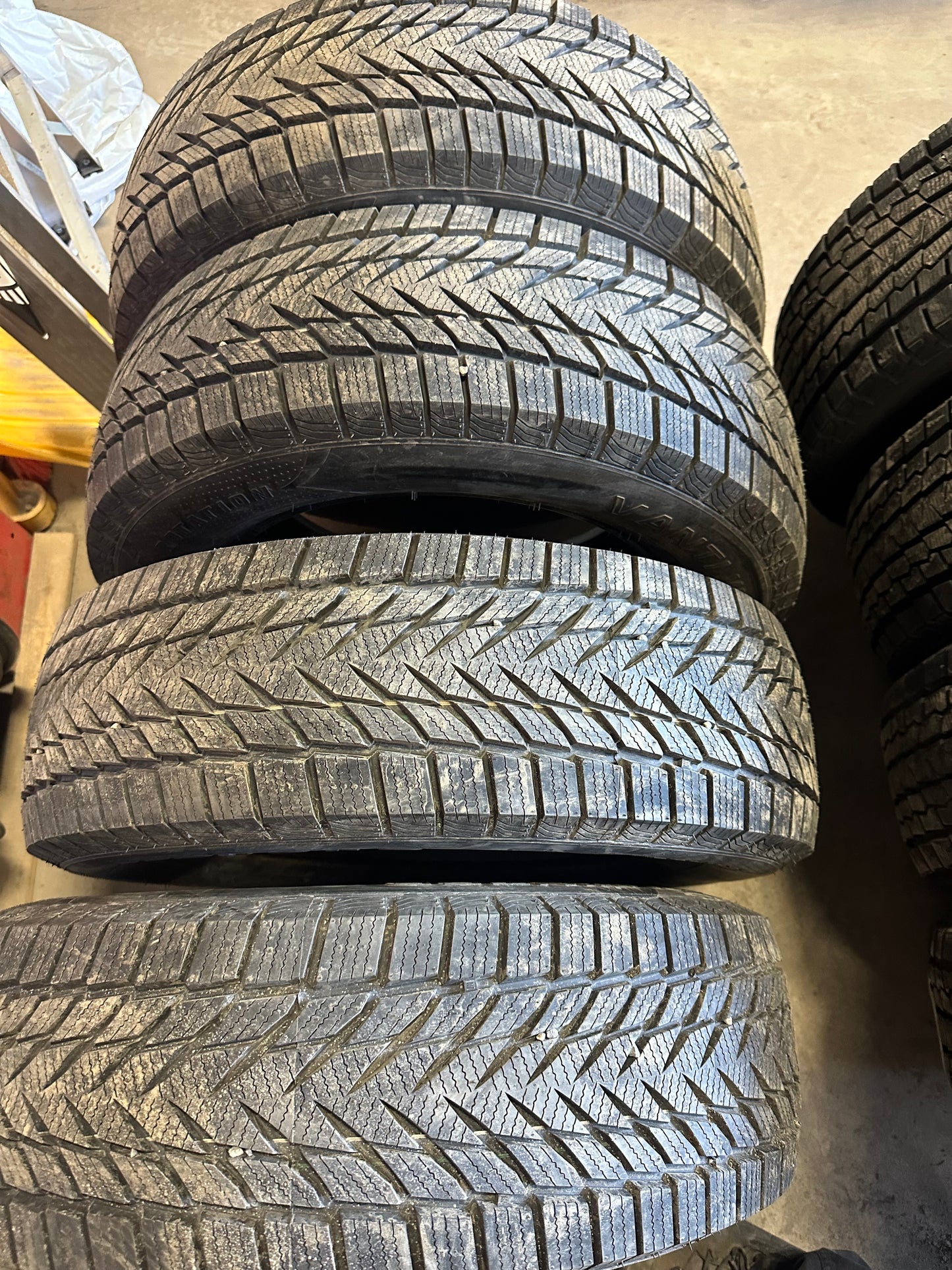 4 pneus neufs d hiver 225/65r17 centara