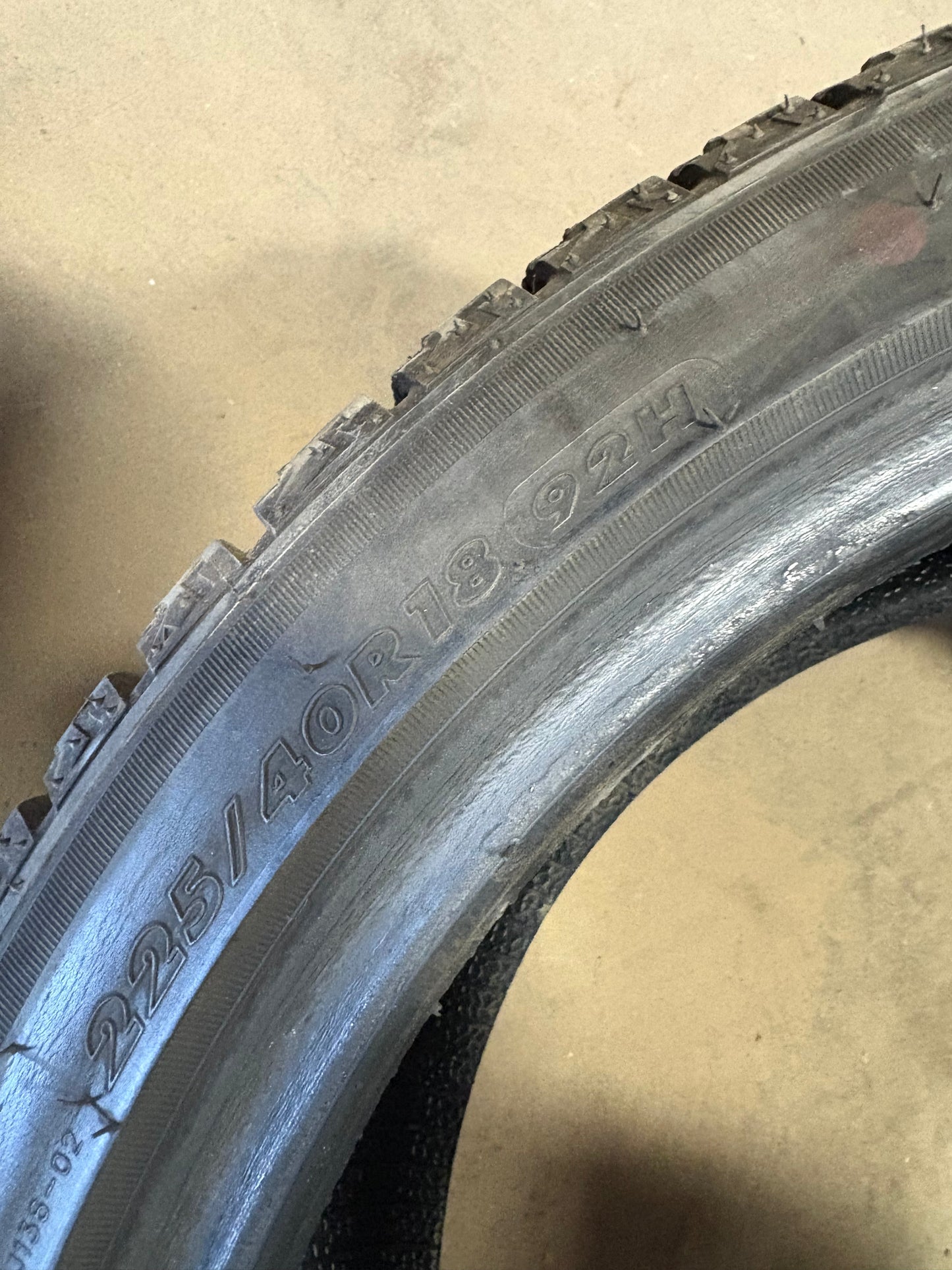 2 pneus d hiver 225/40r18 maxtrek en bon état