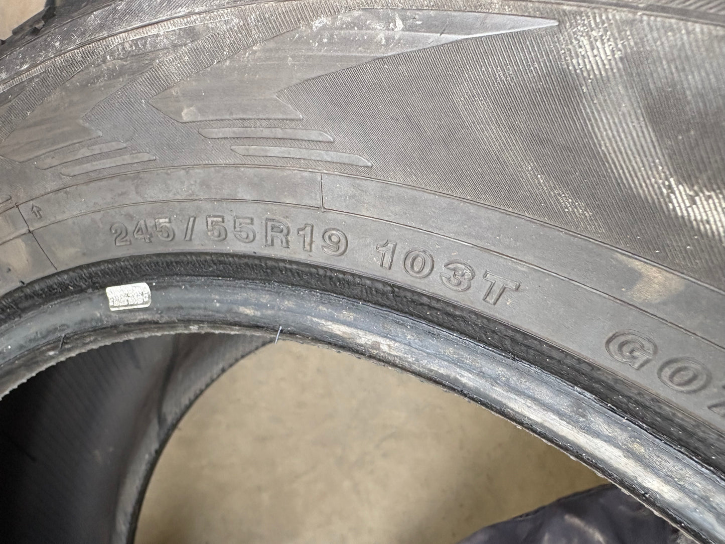 2 pneus d hiver 245/55r19 Yokohama en tres bon état