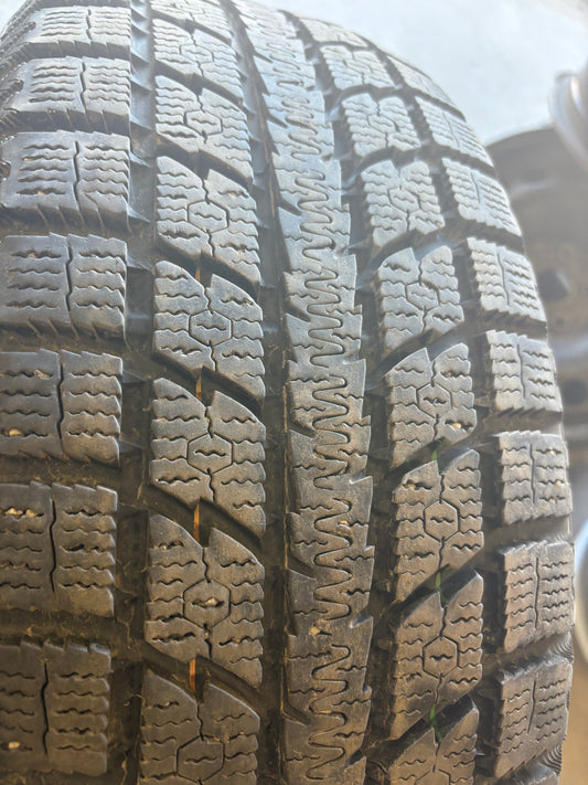 2 pneus d hiver 225/55r18 toyo en tres bon etat