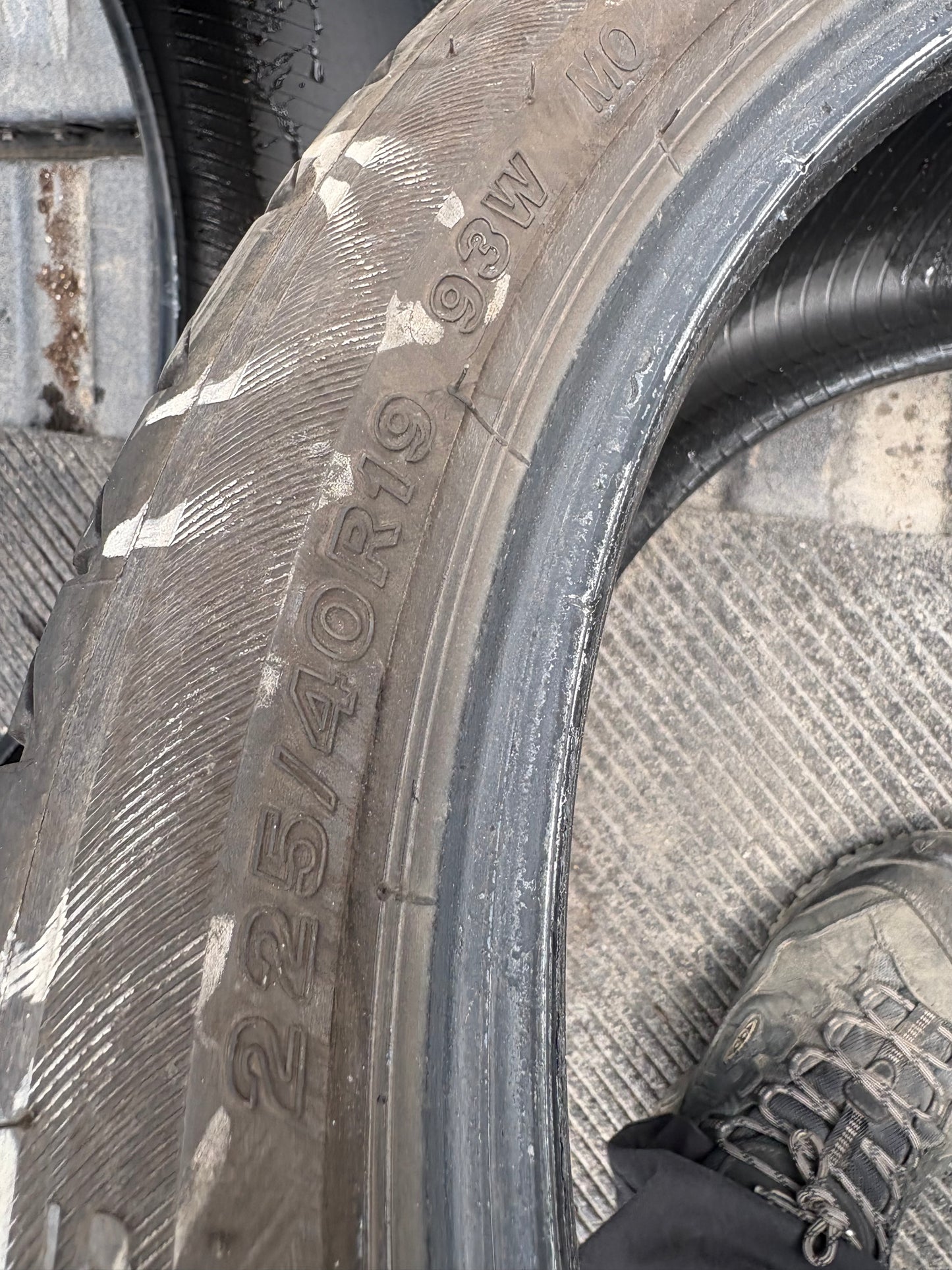 2 pneus d ete 225/40r19 Yokohama en bon etat