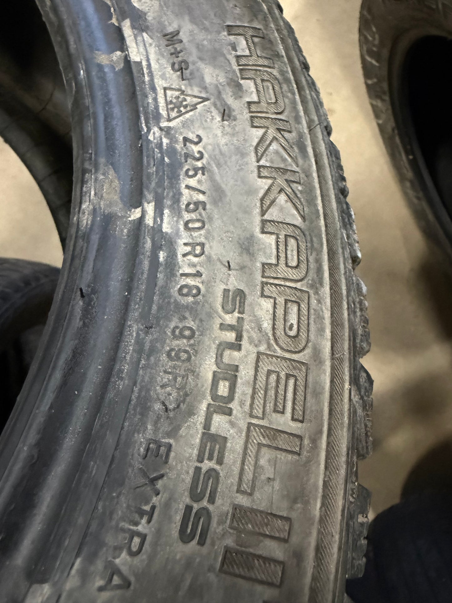 4 pneus d hiver 225/50r18 nokian en bon état
