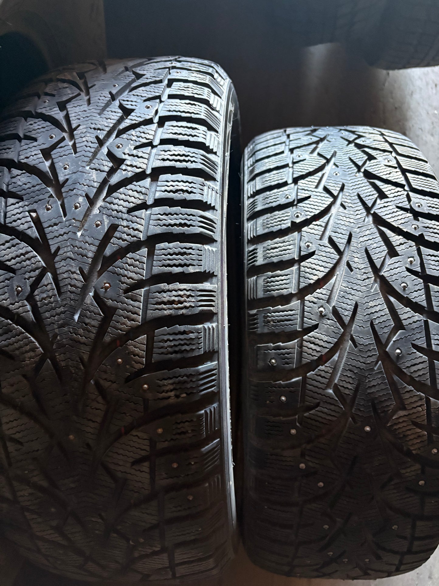 2 pneus d hiver 215/55r17 toyo a clou en bon etat