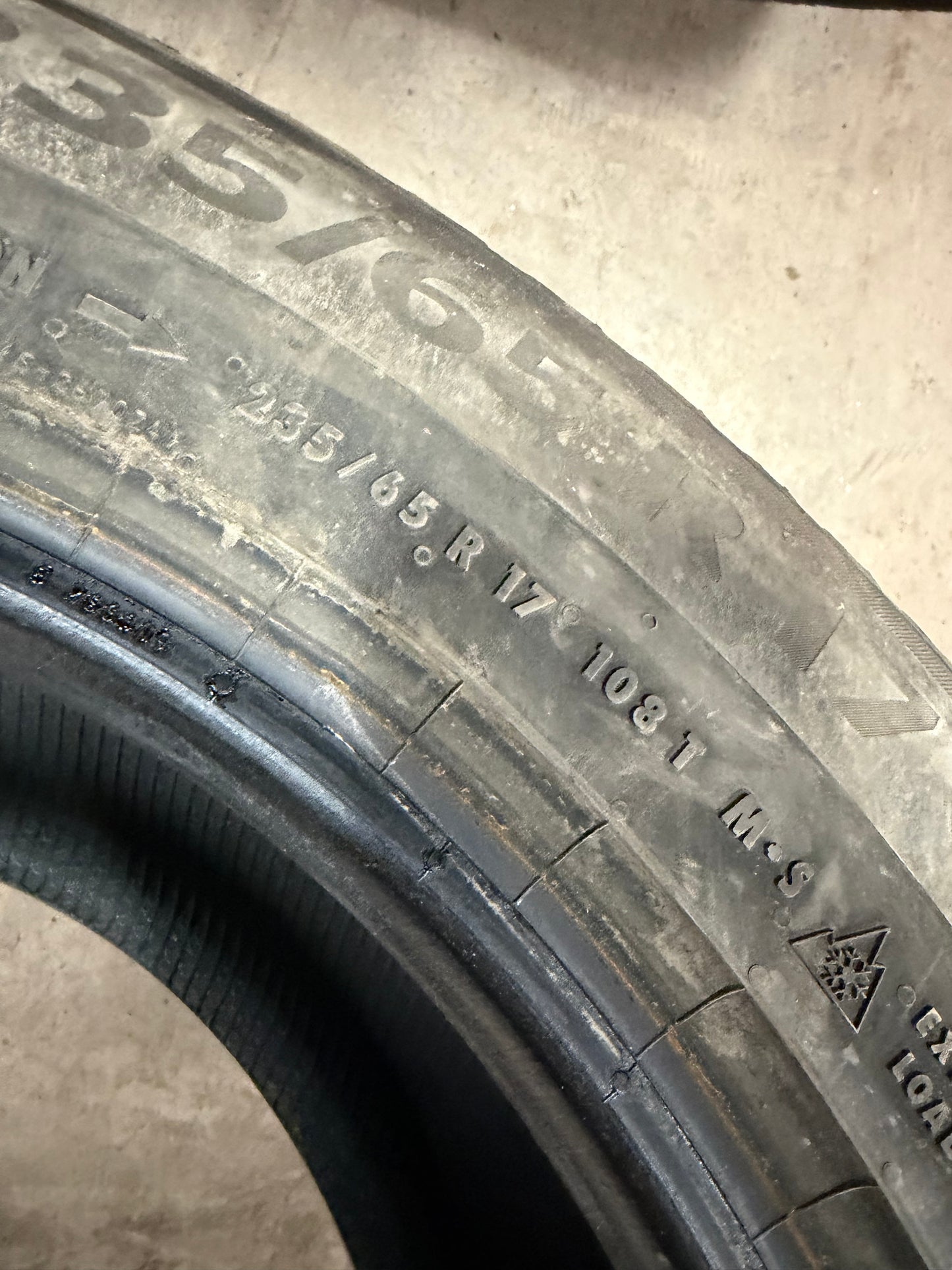 4 pneus d hiver 235/65r17 continental a l etat neuf