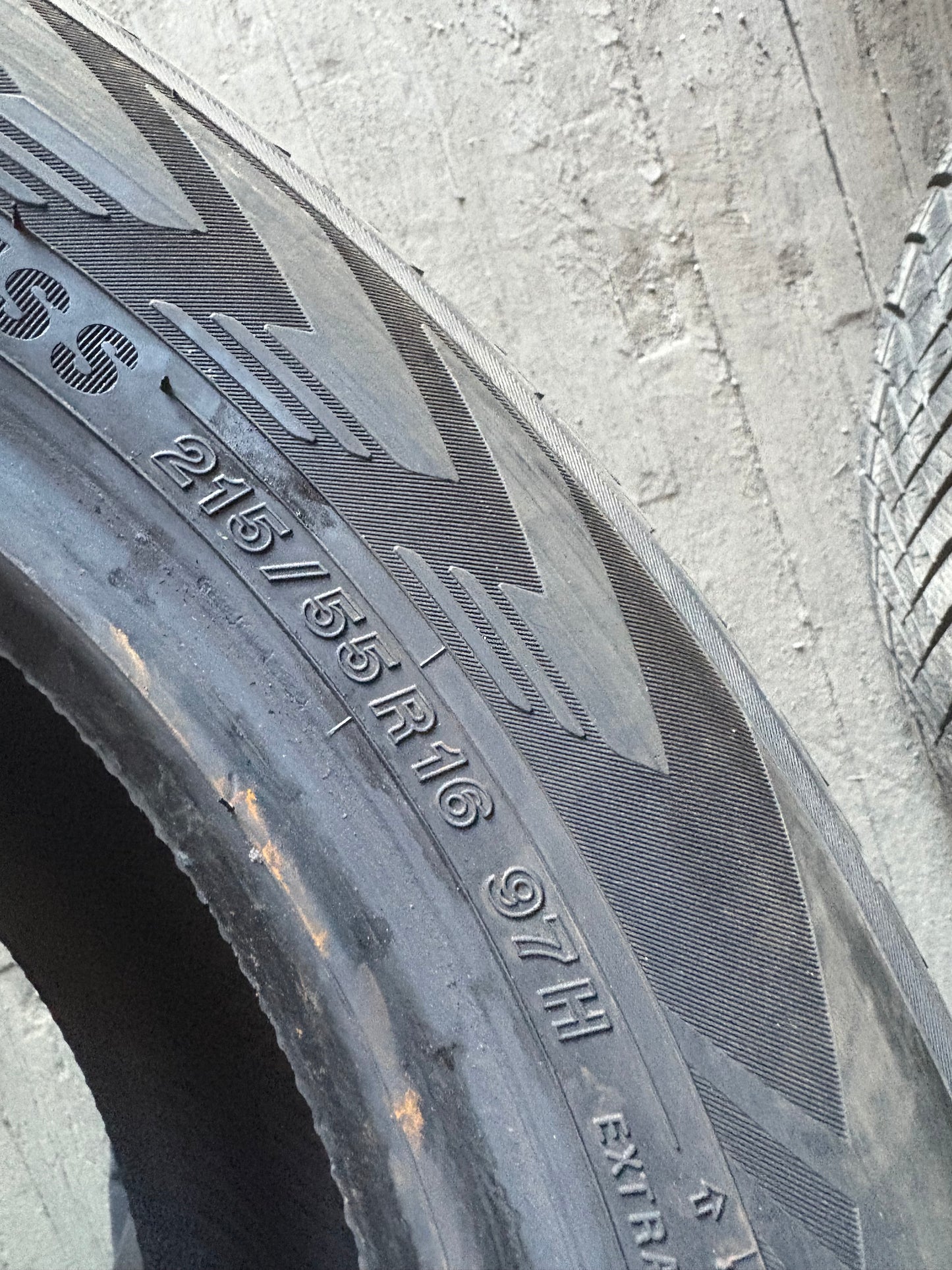 1 pneu d hiver 215/55r16 Yokohama en bon etat