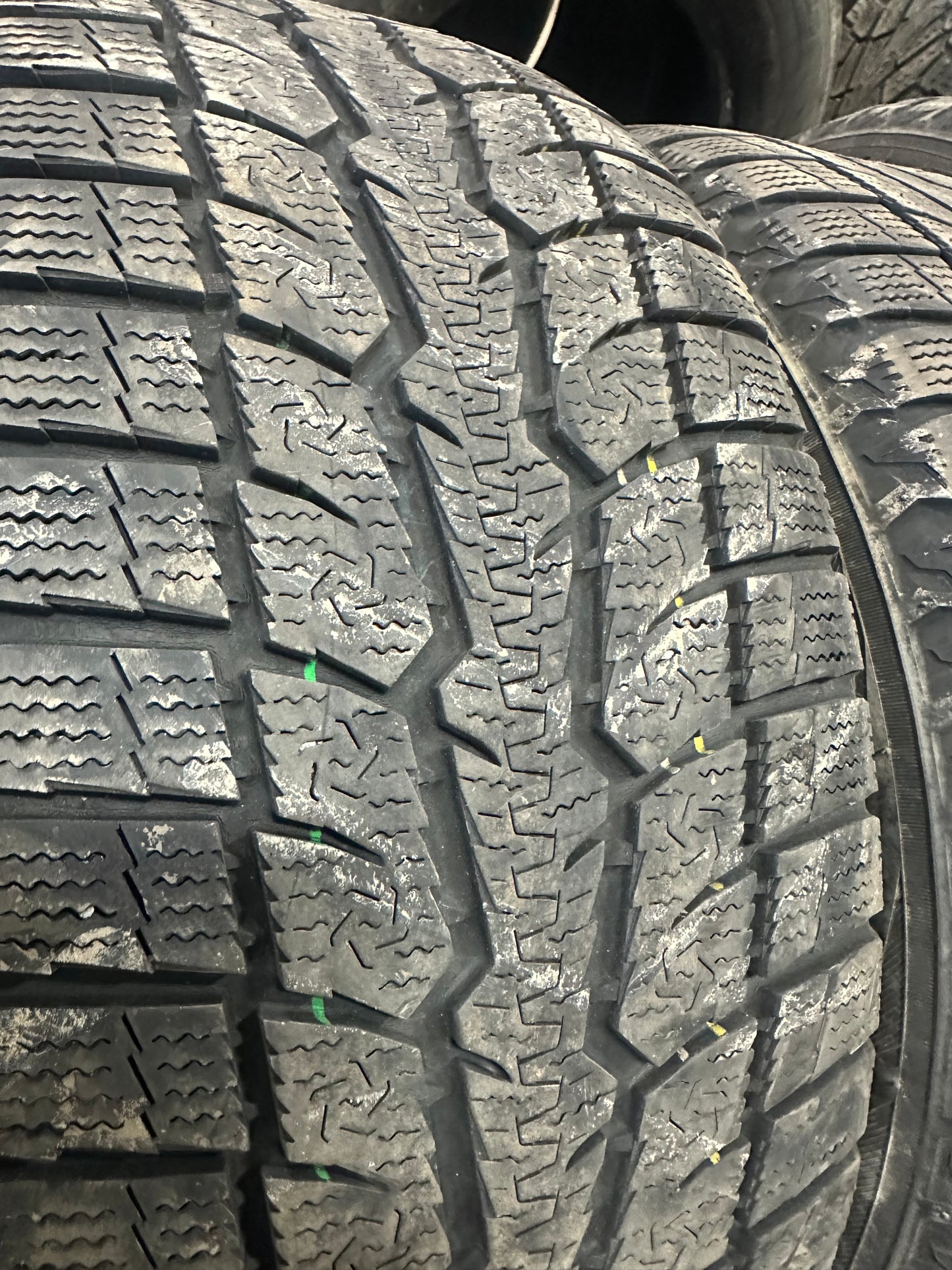 4 pneus d hiver 205/55r16 toyo