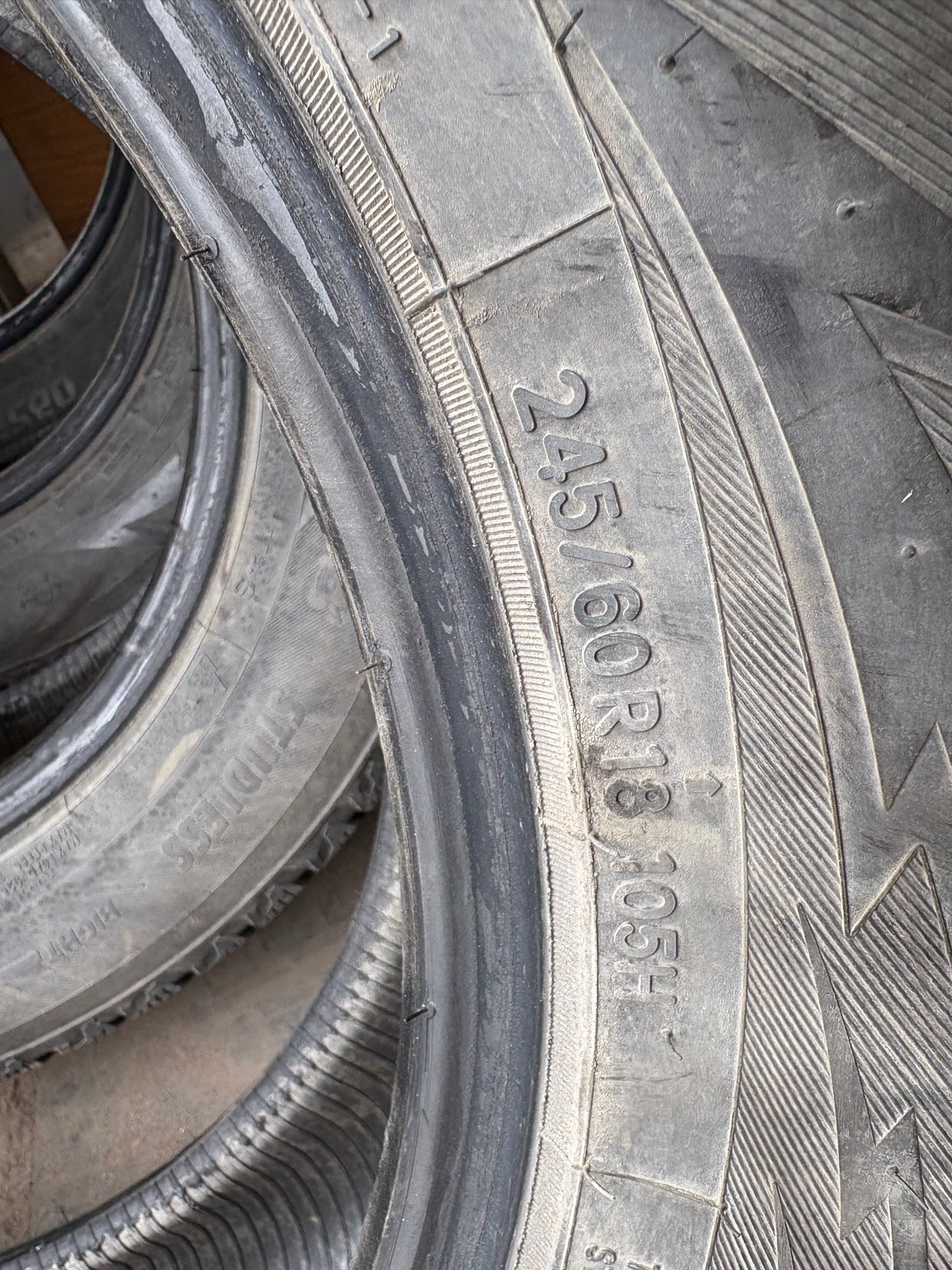 4 pneus d hiver 245/60r18 toyo en bon etat