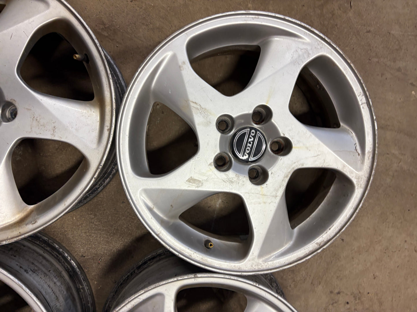 4 mags 16 pouces volvo 5x108 en bon état