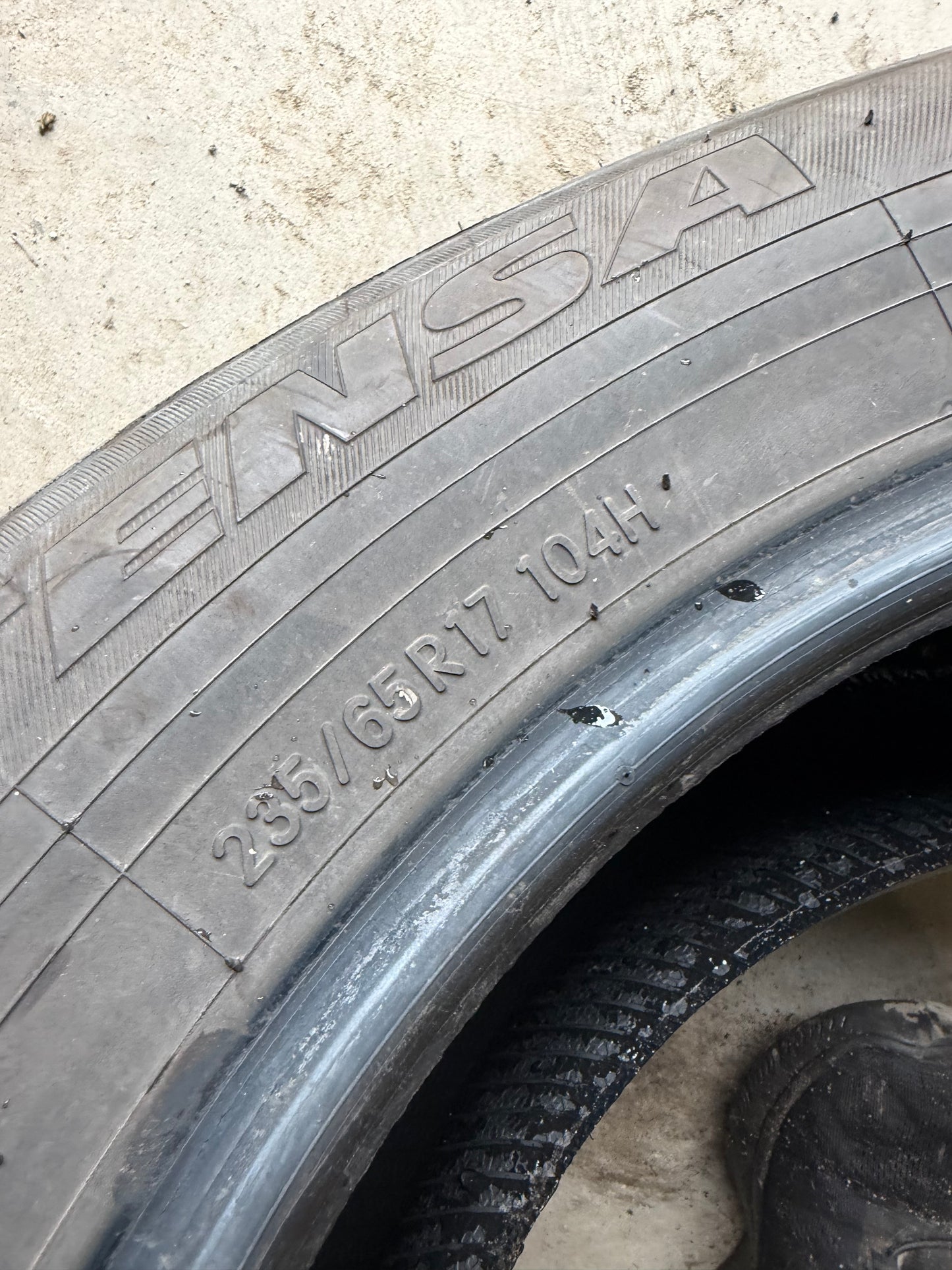 2 pneus d ete 235/65r17 toyo a l etat neuf