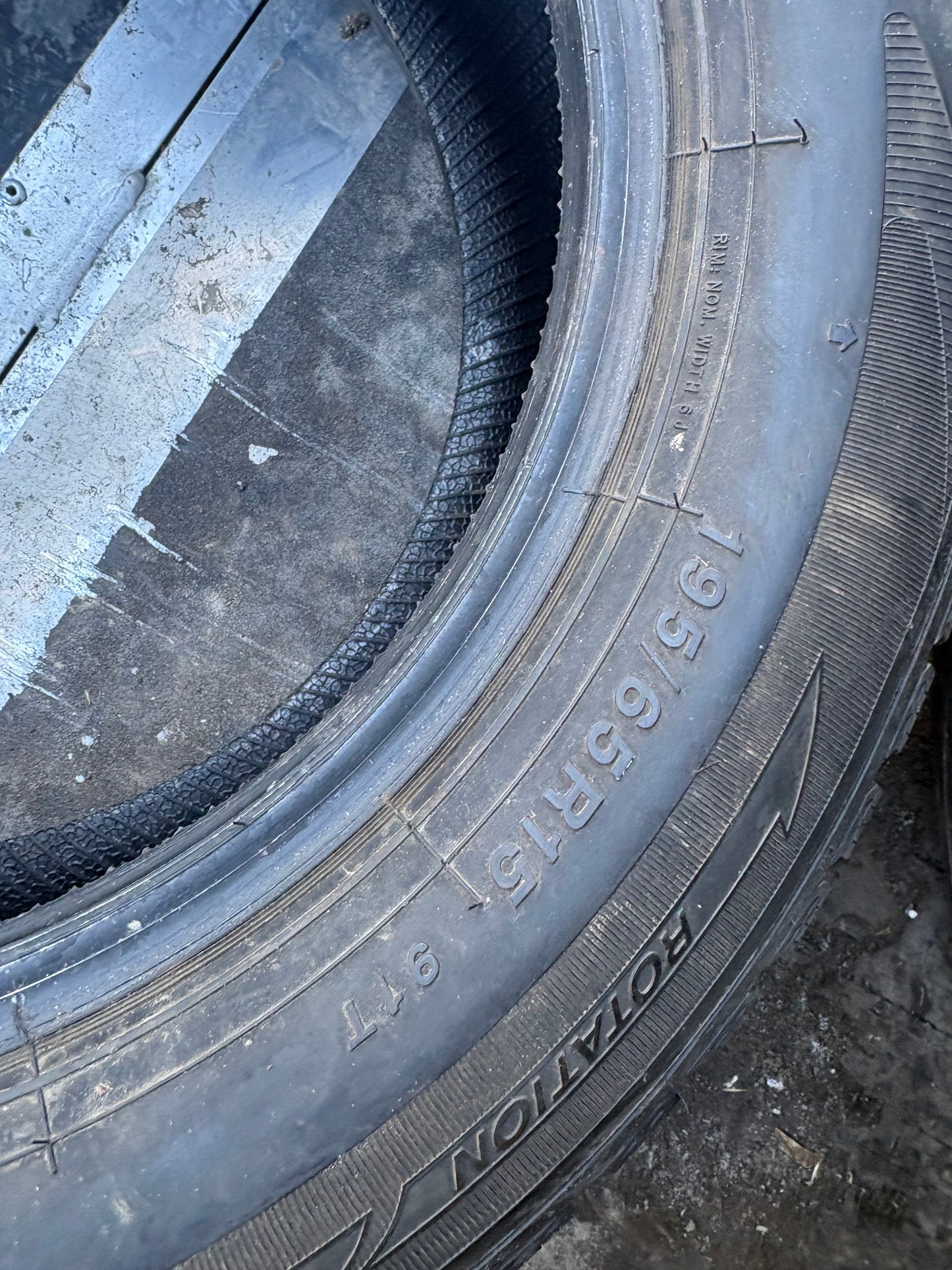 2 pneus d hiver 195/65r15 sailum en bon état