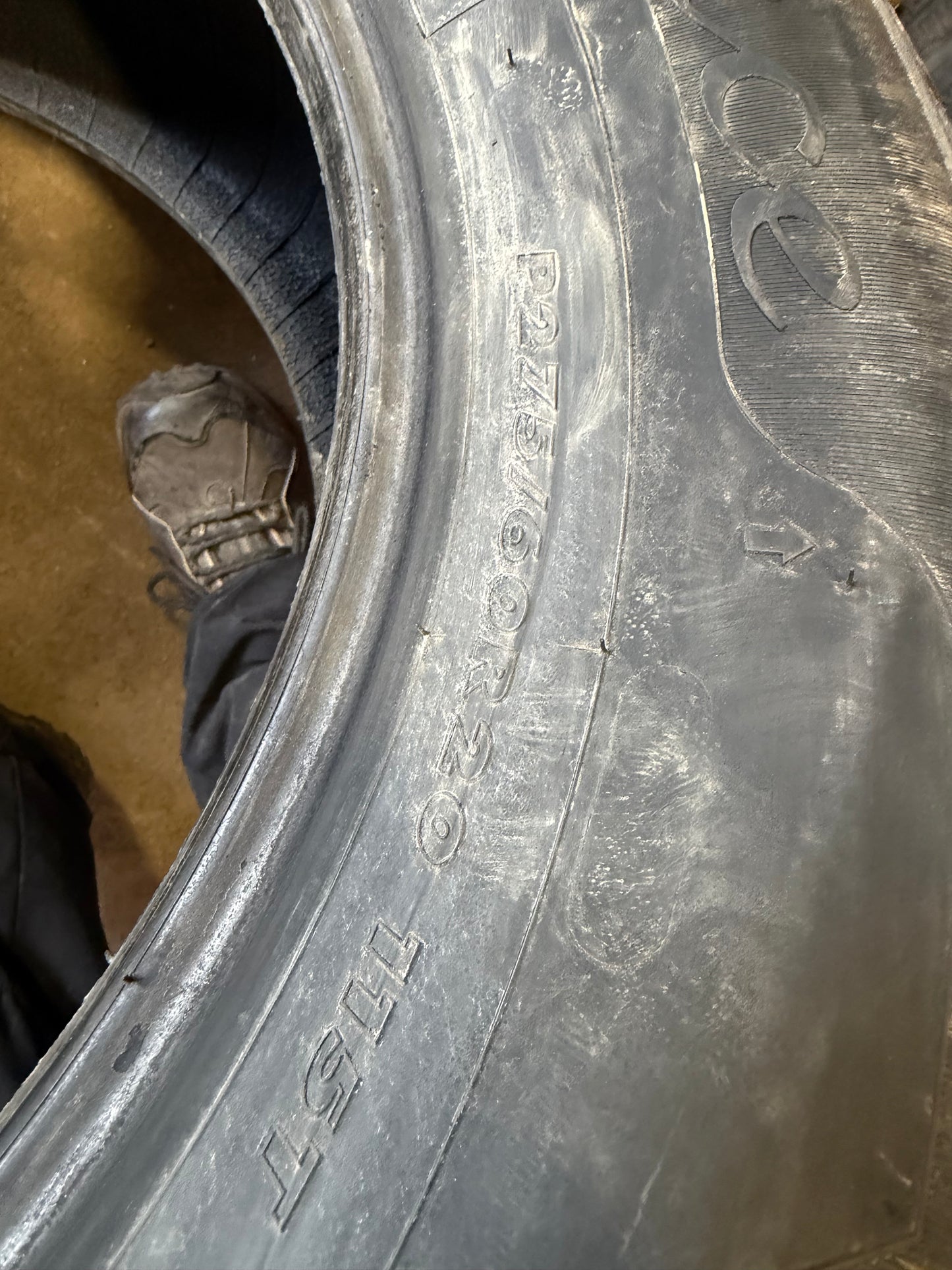 4 pneus d hiver 275/60r20 maxtrek a l état neuf
