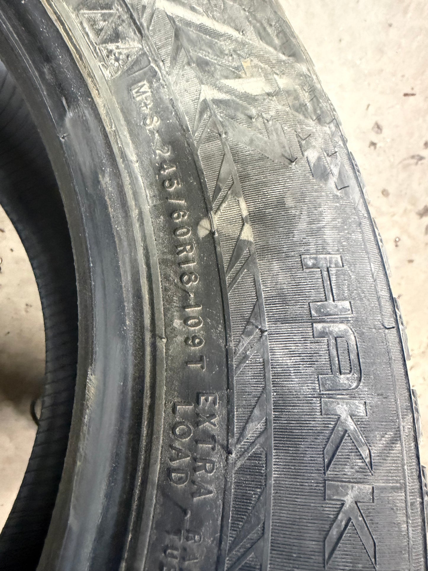 4 pneus d hiver 245/60r18 nokian a clous a l etat neuf