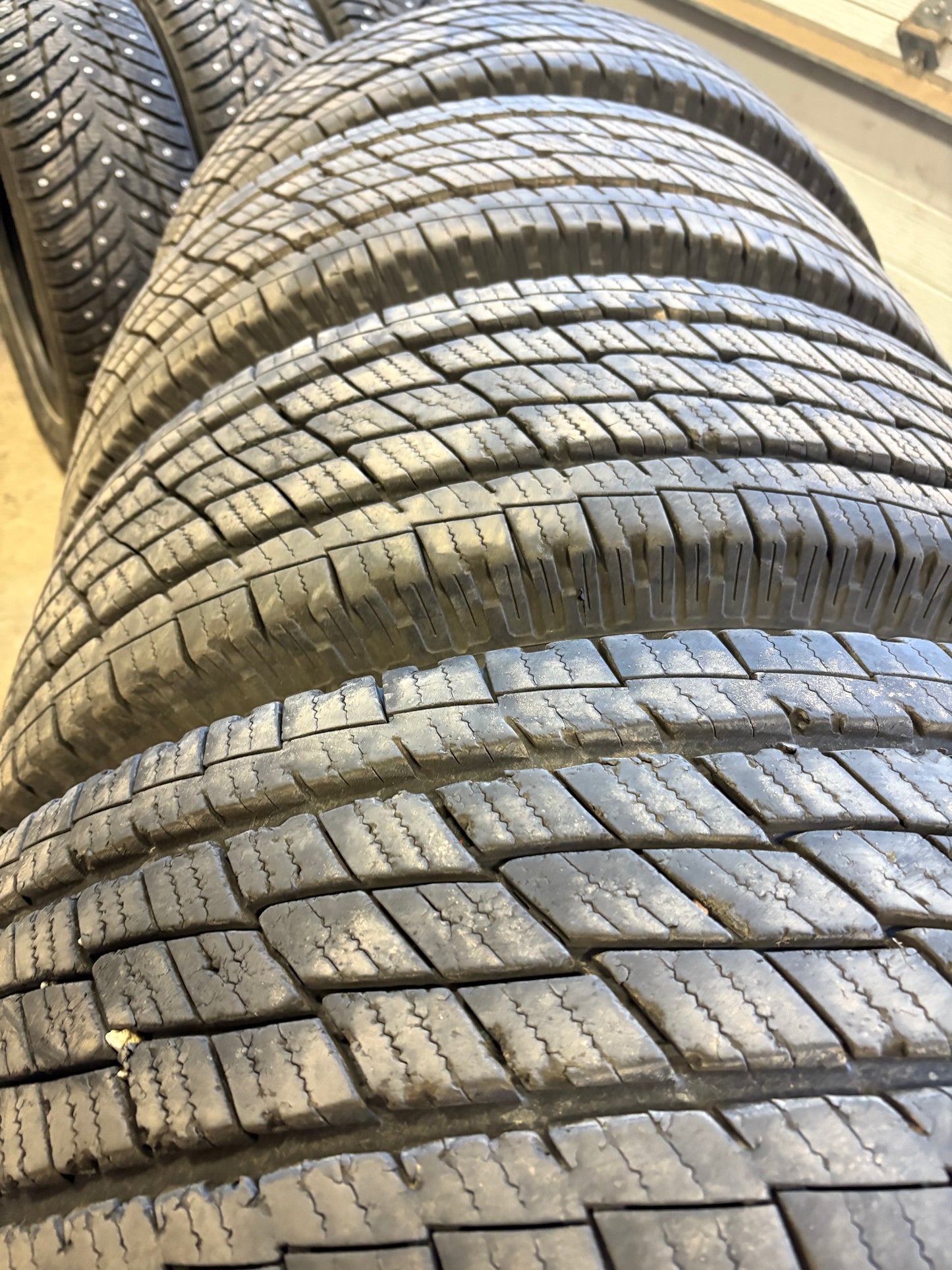 4 pneus d ete lt 245/70r17 toyo 10 plues a l etat neuf