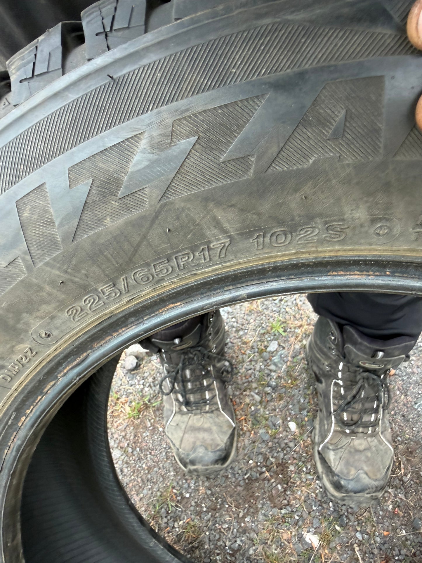 4 pneus d hiver 225/65r17 Bridgestone a l état neuf
