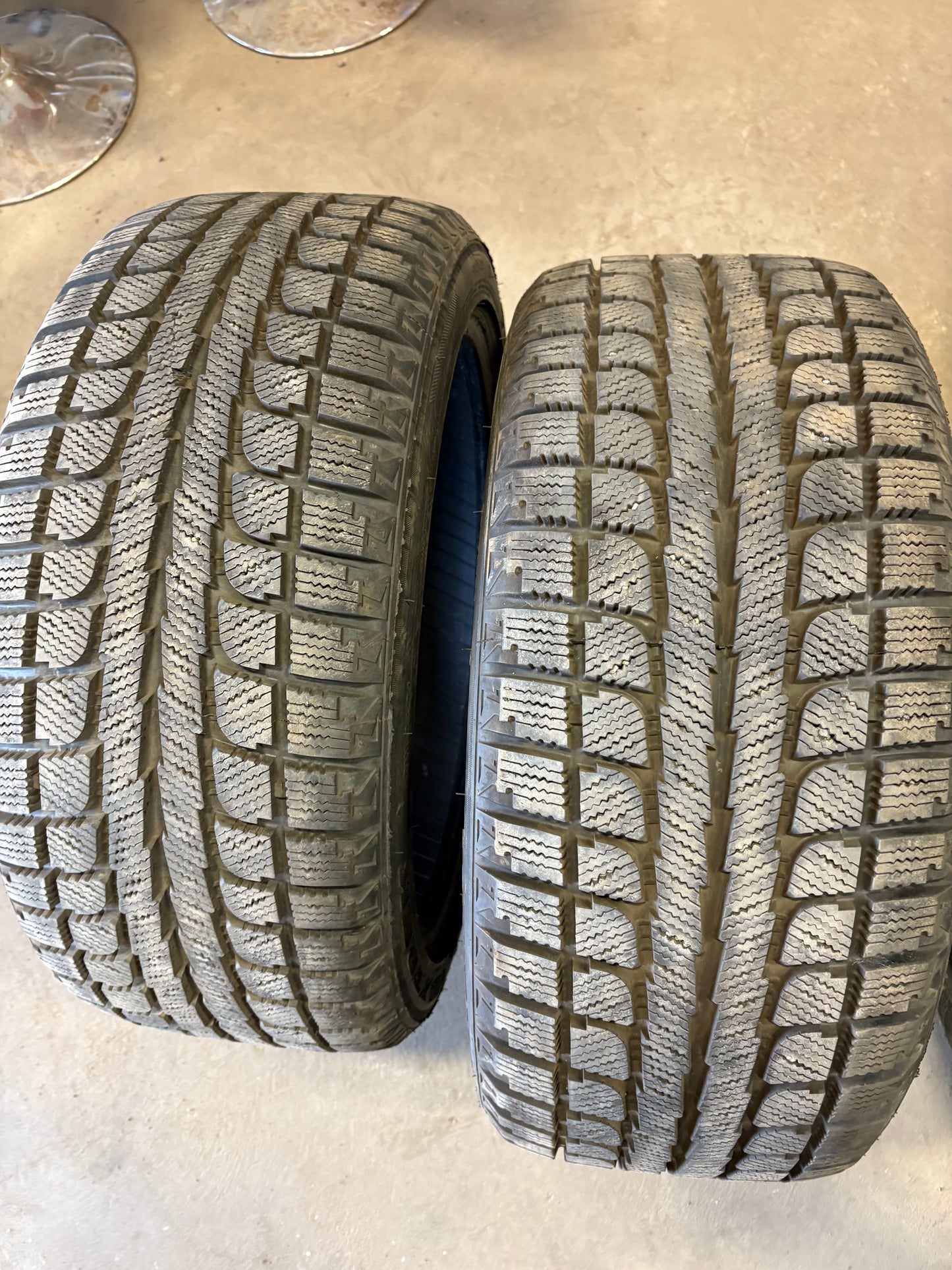 2 pneus d hiver 245/40r18 maxtrek a l état neuf