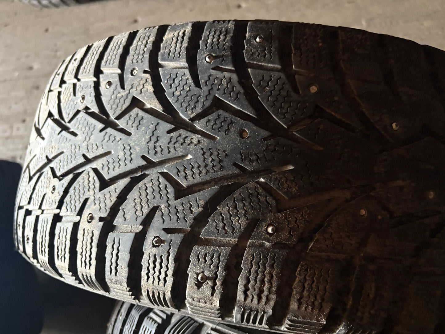 2 pneus d hiver 205/55r16 toyo a clou