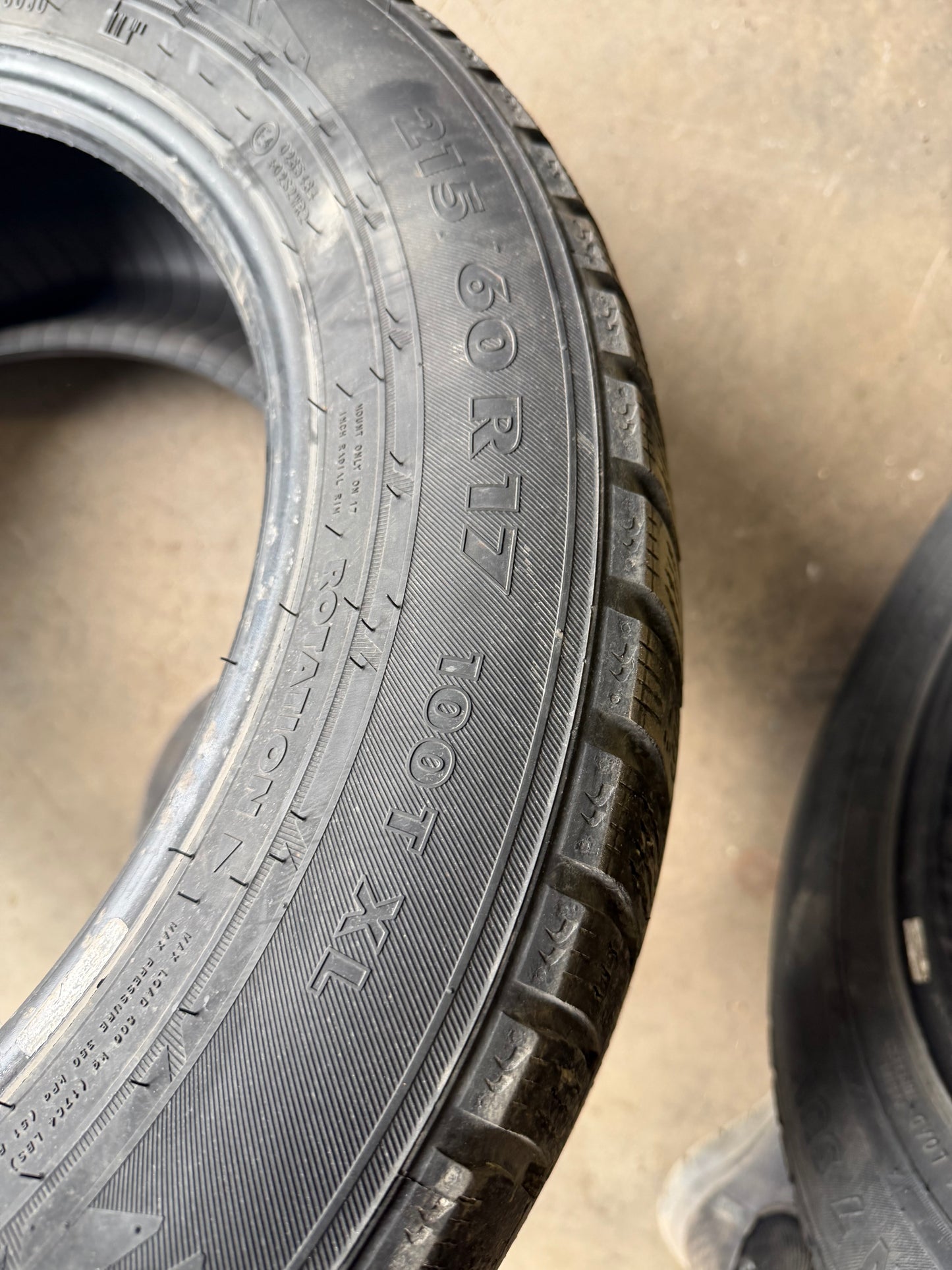 4 pneus d hiver 215/60r17 nokian en bon etat