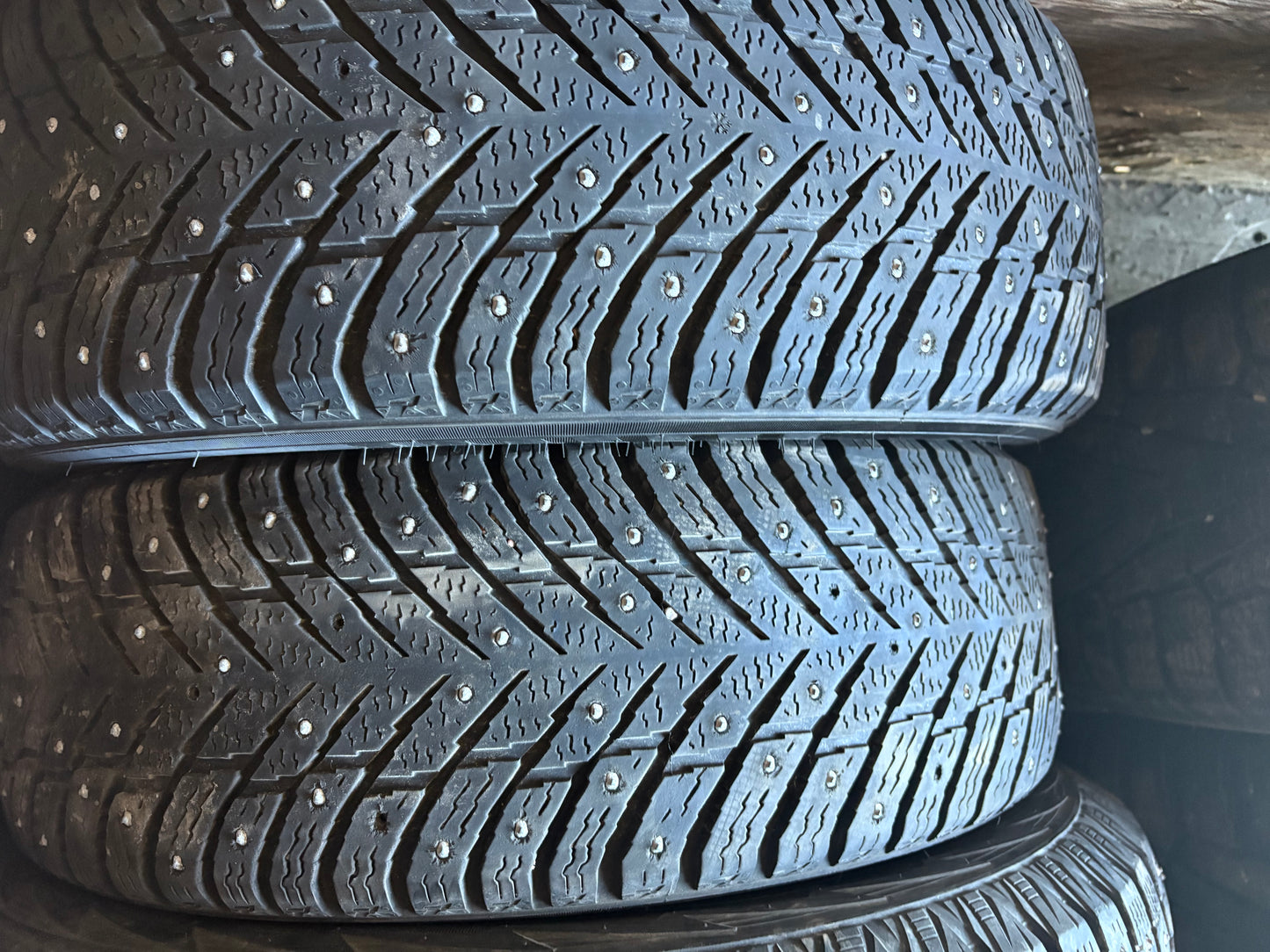 2 pneus d hiver 195/65r15 nokian a clou