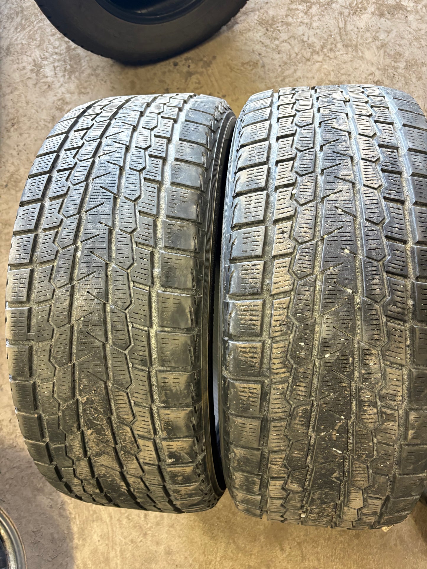 2 pneus d hiver 245/50r20 Yokohama en très bon état