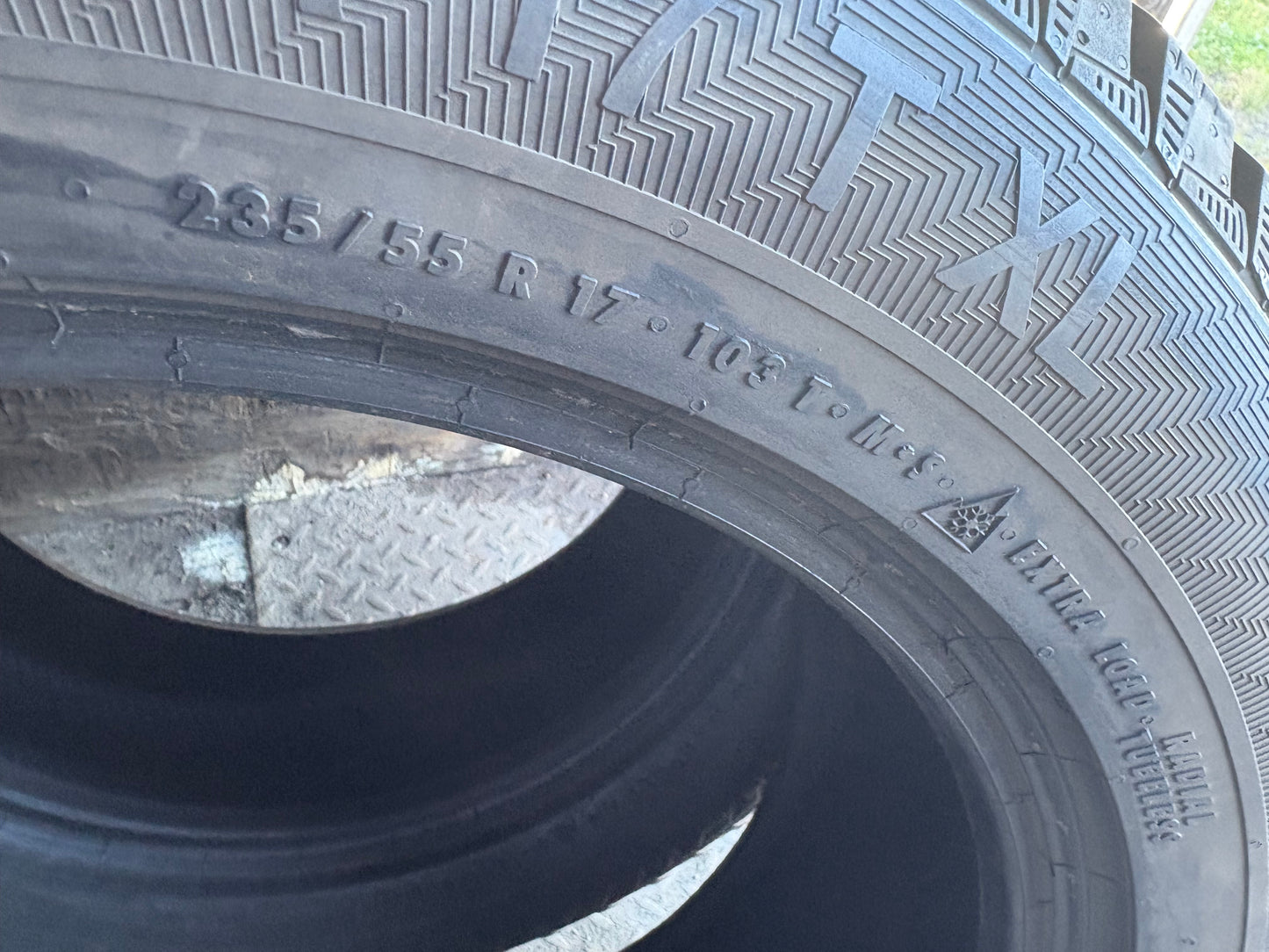 2 pneus d hiver 235/55r17 gislaved a l etat neuf