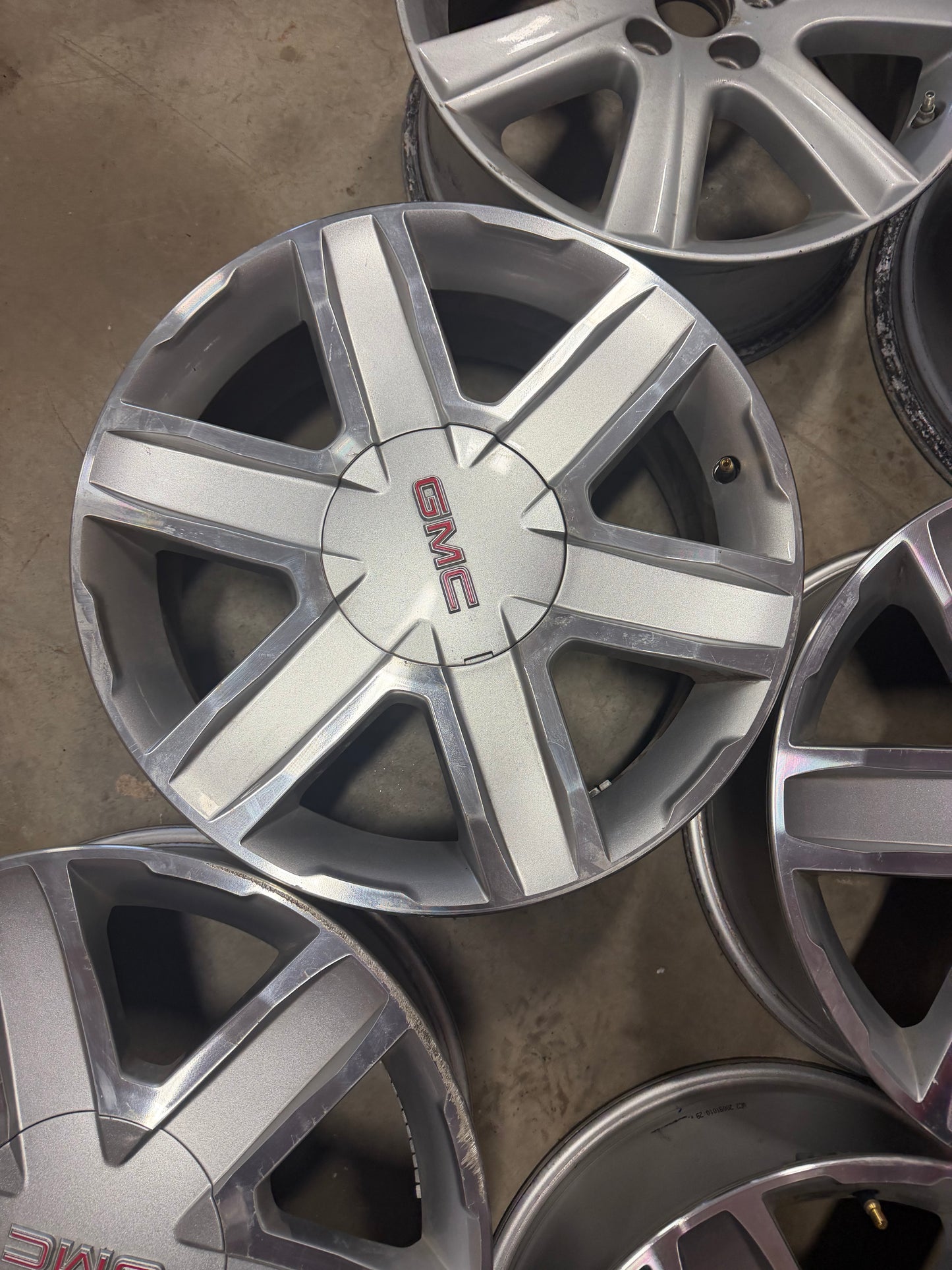 4 mags gmc 18 pouces 5x120 en tres bon état