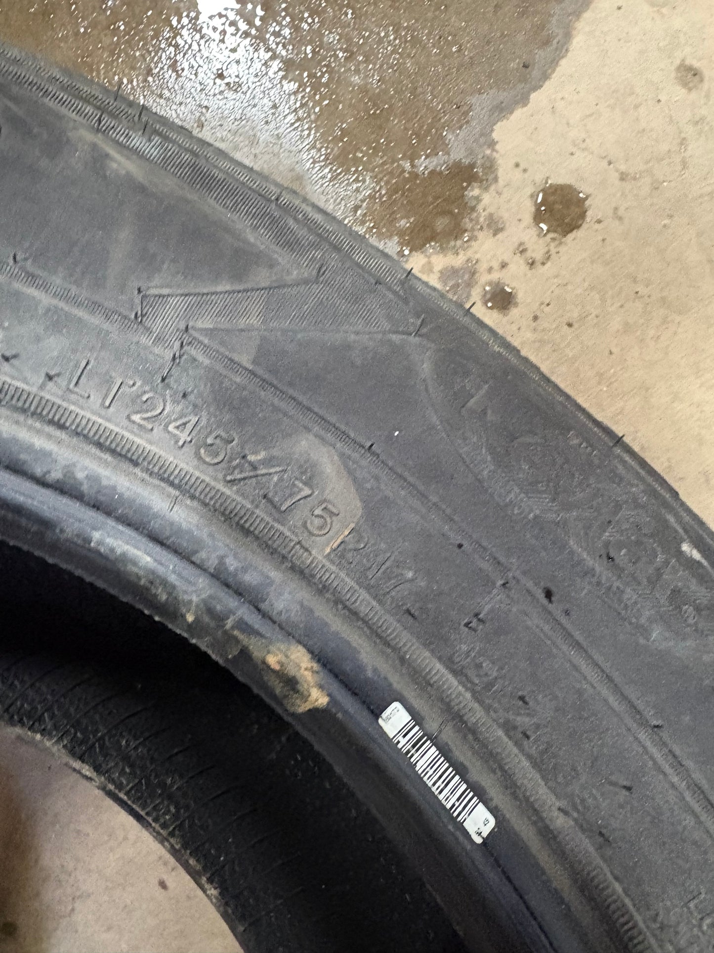 2 pneus d ete lt 245/75r17 good year 10 plies en bon état
