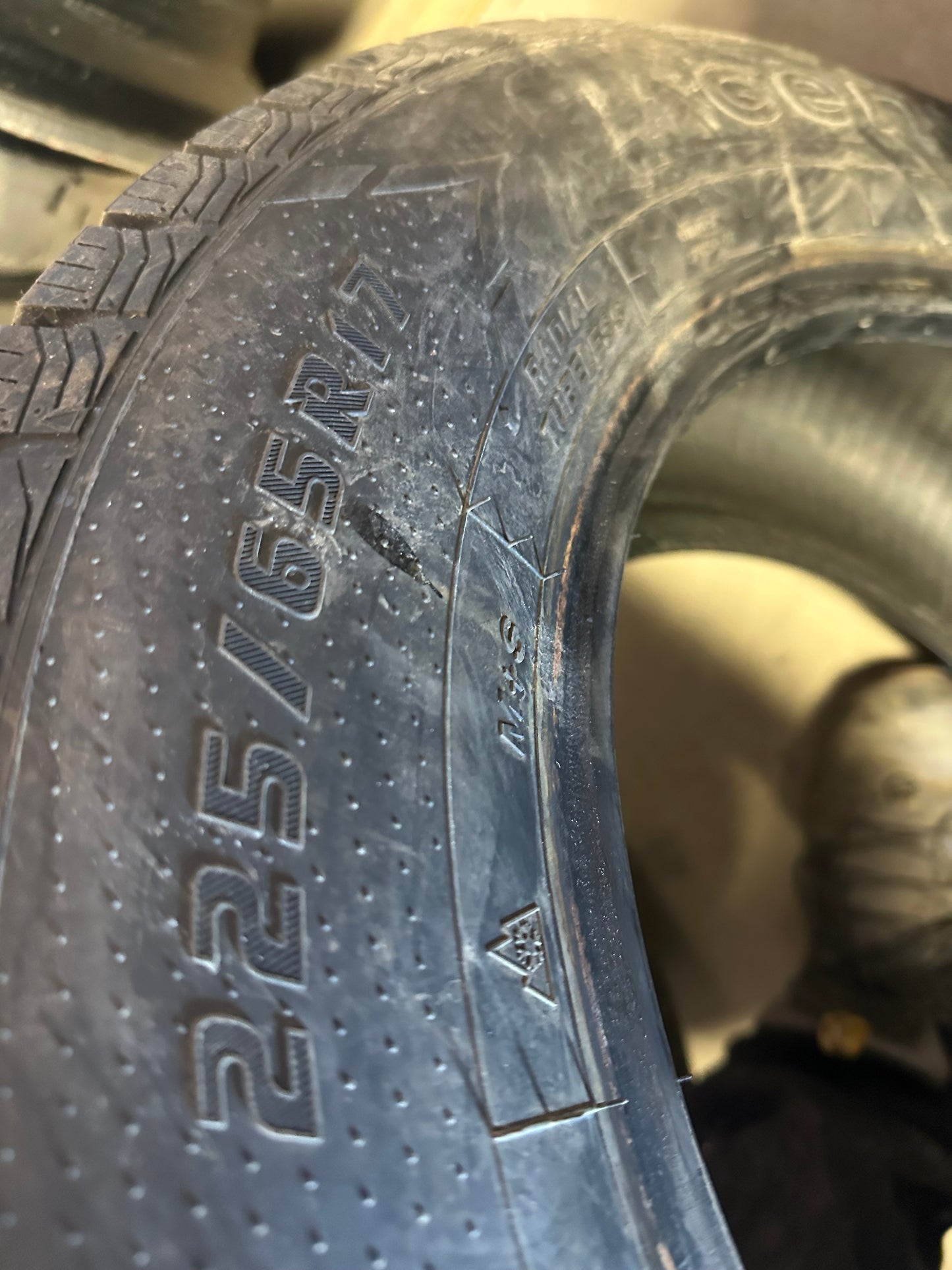 4 pneus neufs d hiver 225/65r17 centara