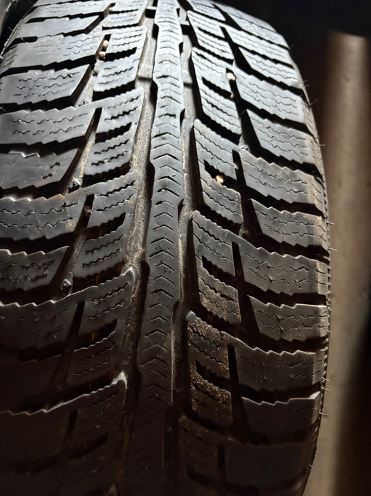 2 pneus d hiver 215/55r16 Bf goodrich en bon etat