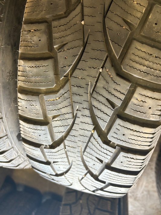 2 pneus d hiver 215/60r16 centara