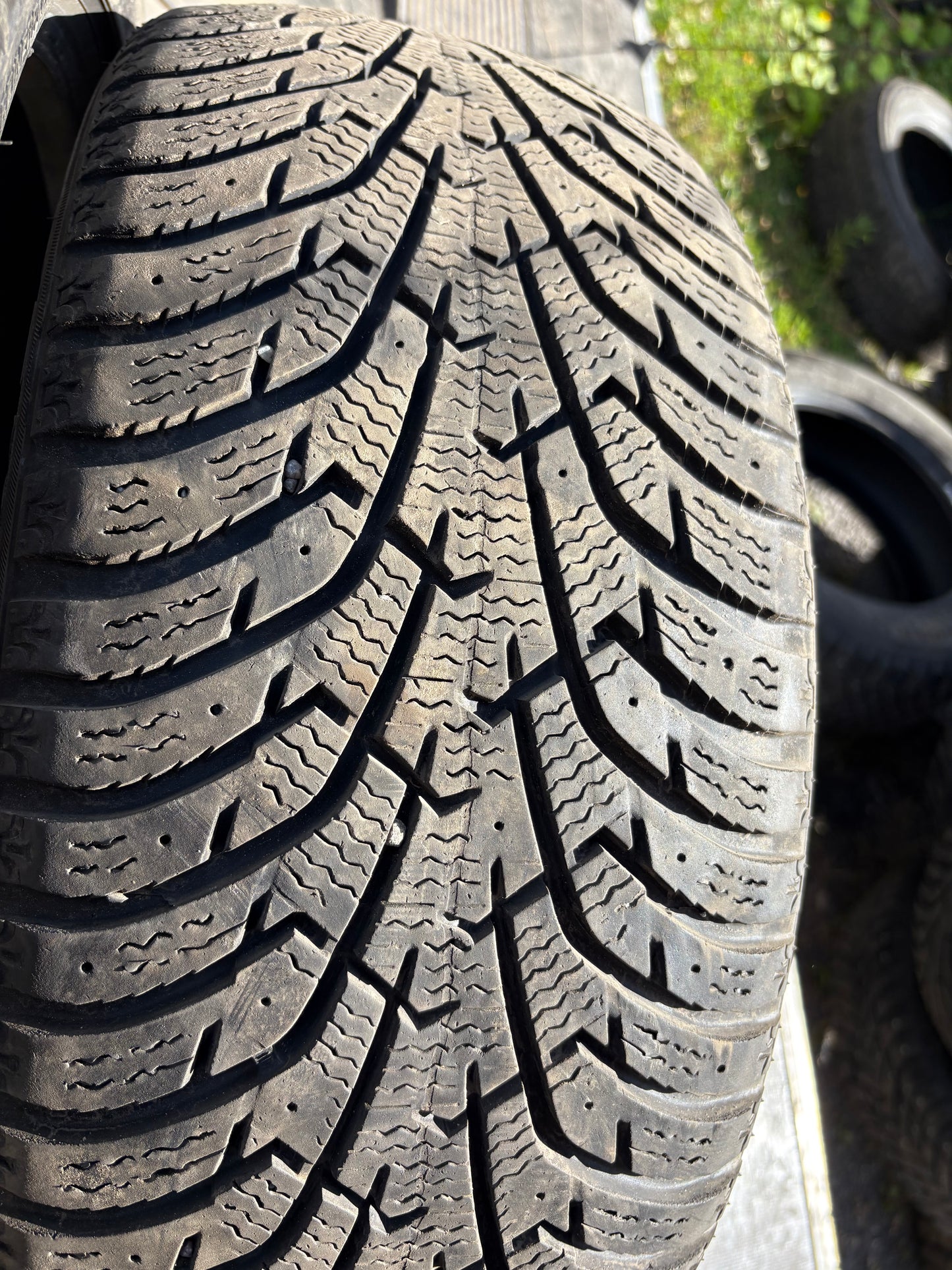 2 pneus d hiver 205/50r17 maxxis en tres bon etat