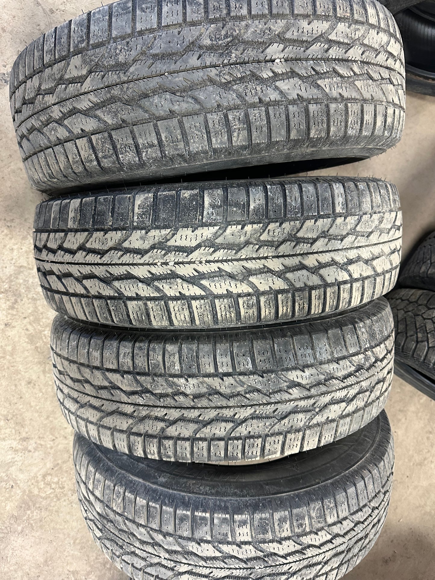 4 pneus d hiver 225/70r16 firestone