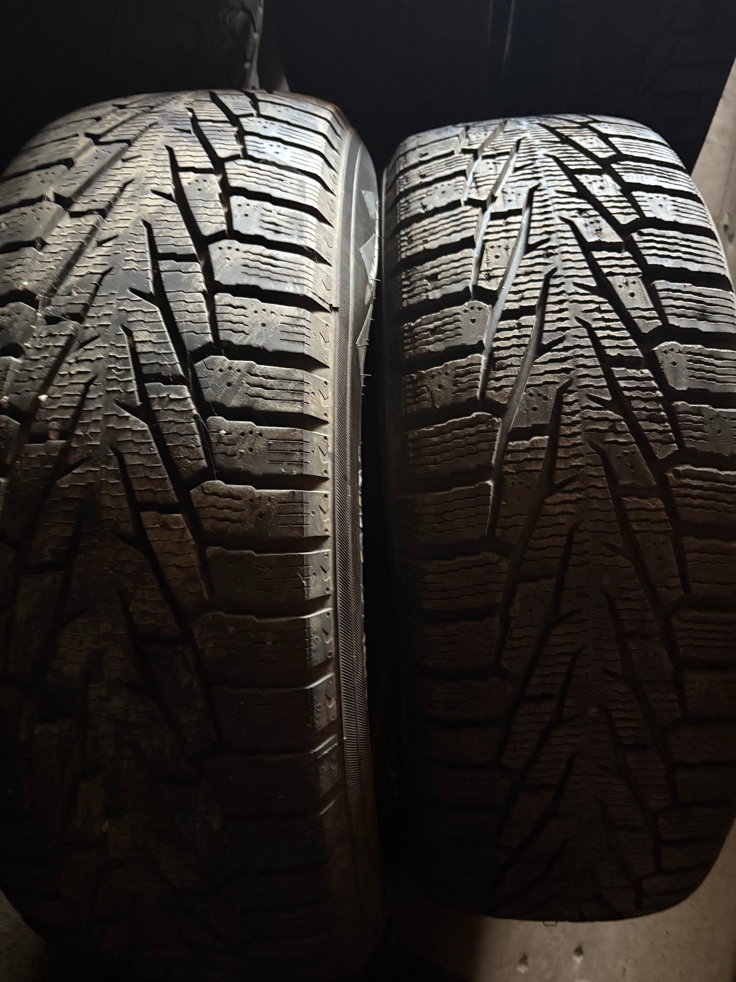 2 pneus d hiver 245/65r17 nokian en tres bon état