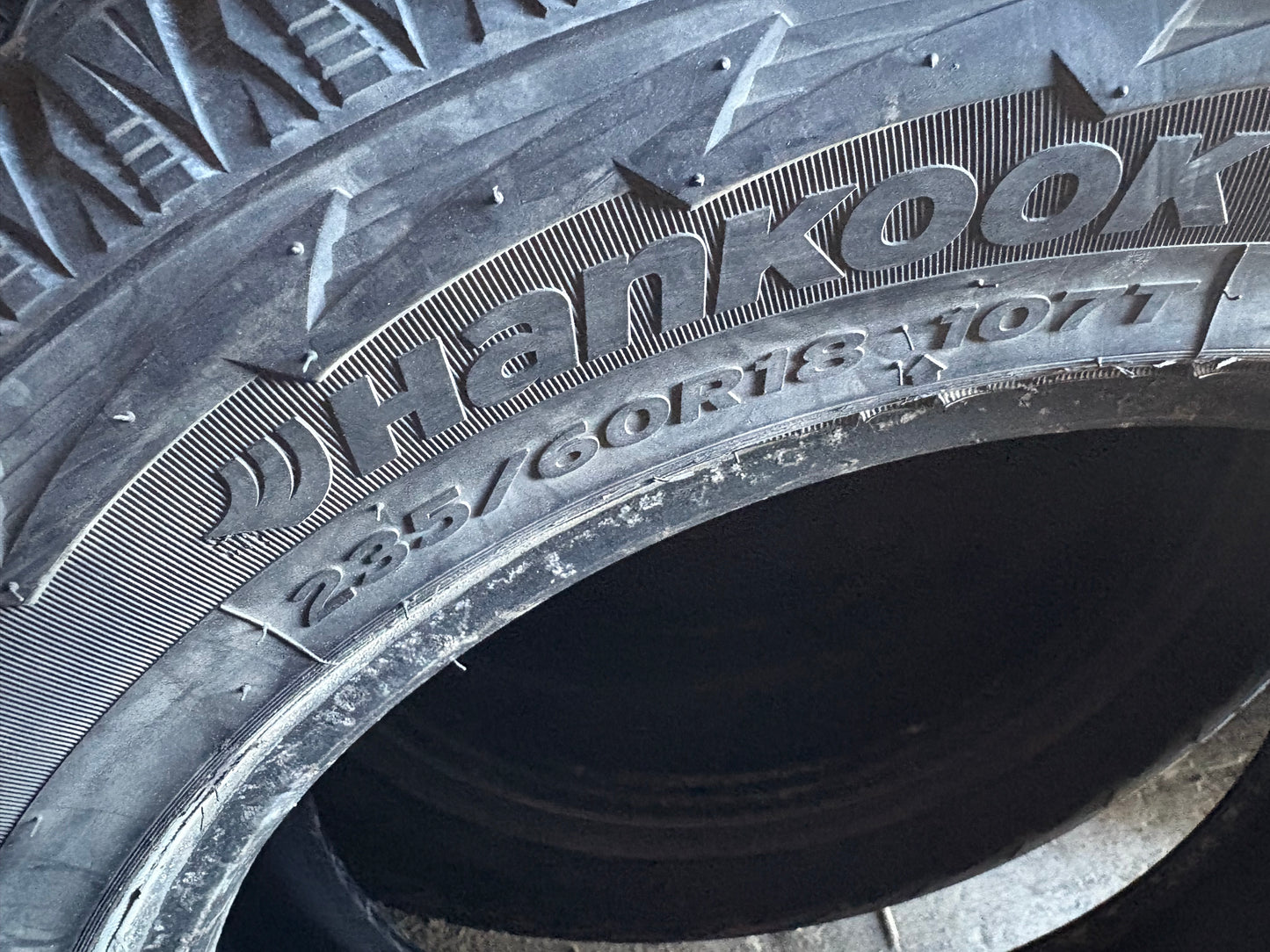 2 pneus d hiver 235/60r18 hankook a clou en tres bon état