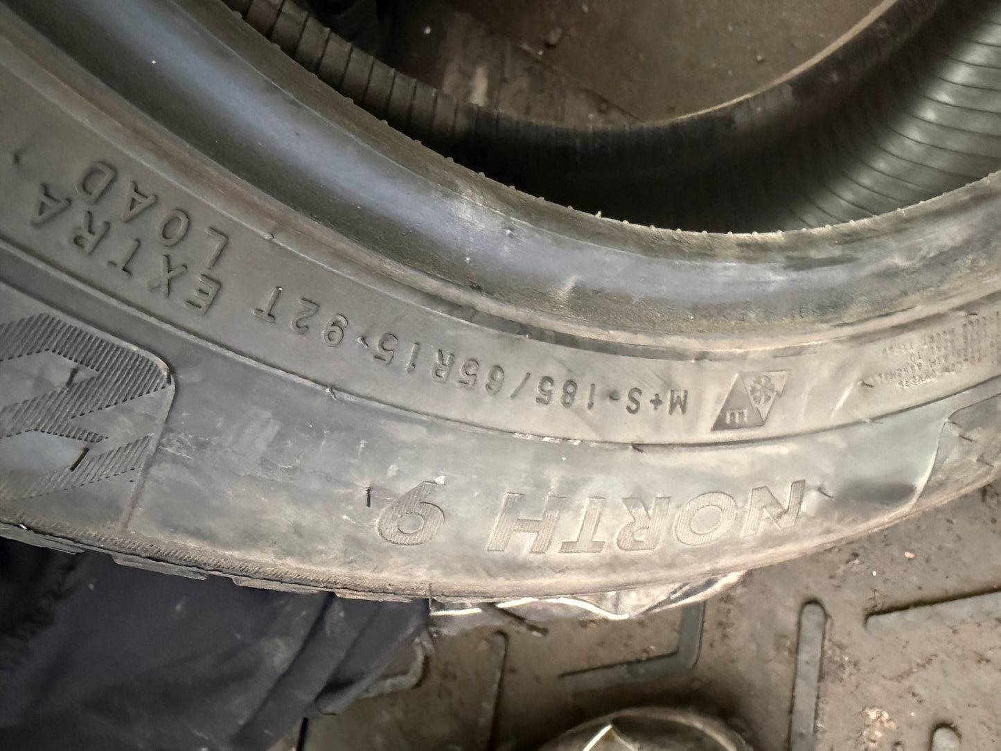 4 pneus d hiver 185/65r15 nokian en tres bon état