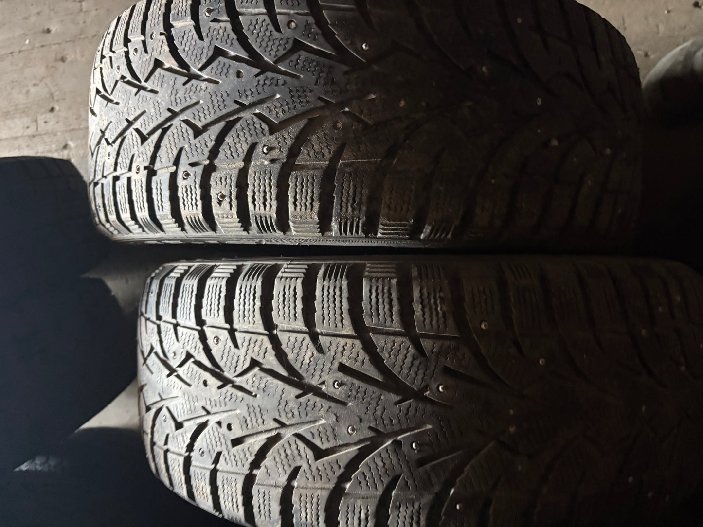 2 pneus d hiver 205/55r16 toyo a clou