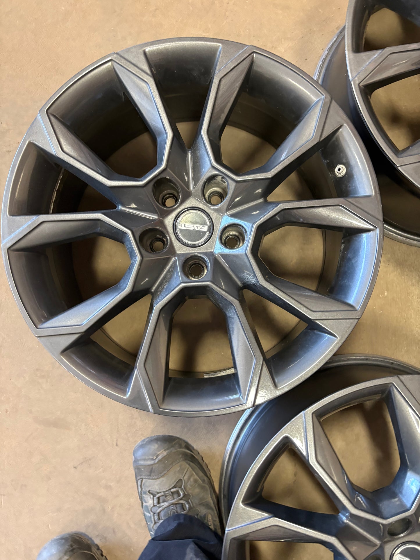 4 mags fast 18 pouces 5x114.3 a l etat neuf ( ideal pour Nissan)