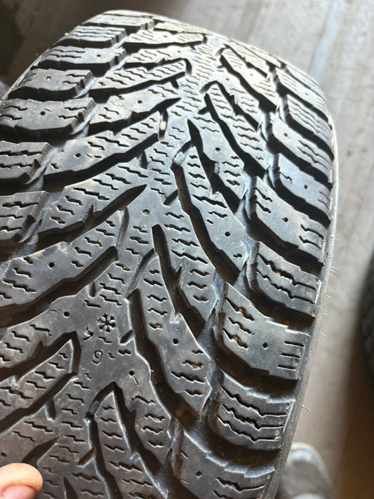 1 pneu d hiver 205/55r16 nokian en bon etat