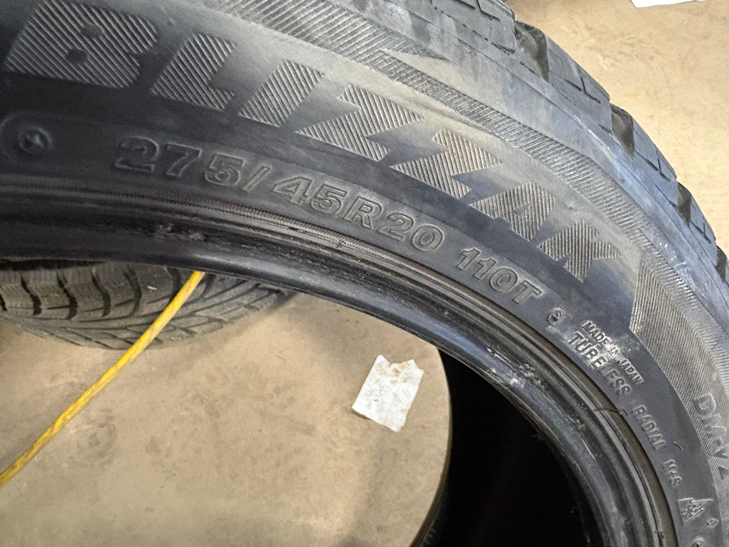 4 pneus d hiver 275/45r20 bridgestone en très bon état