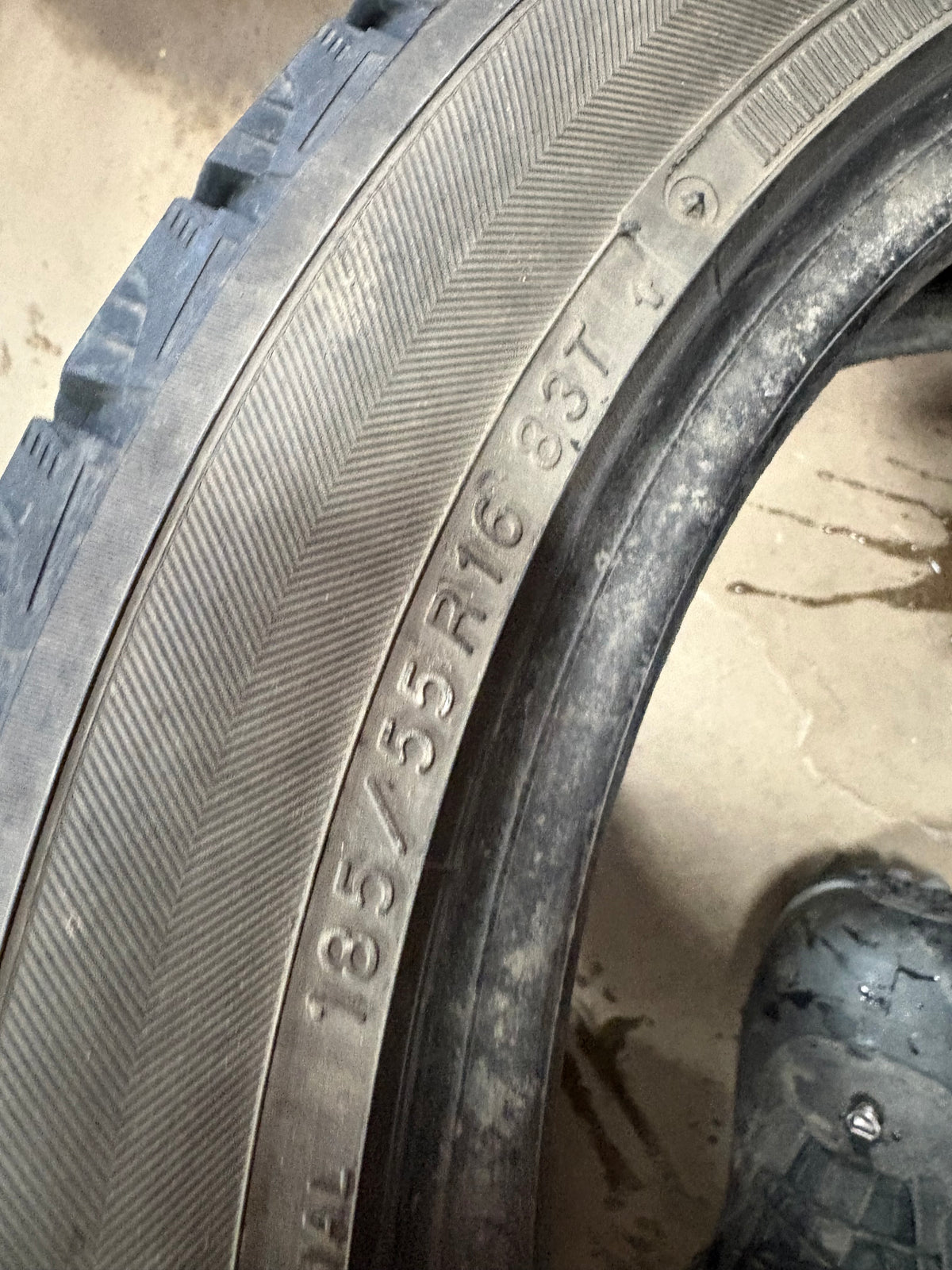 2 pneus d hiver 185/55r16 Yokohama